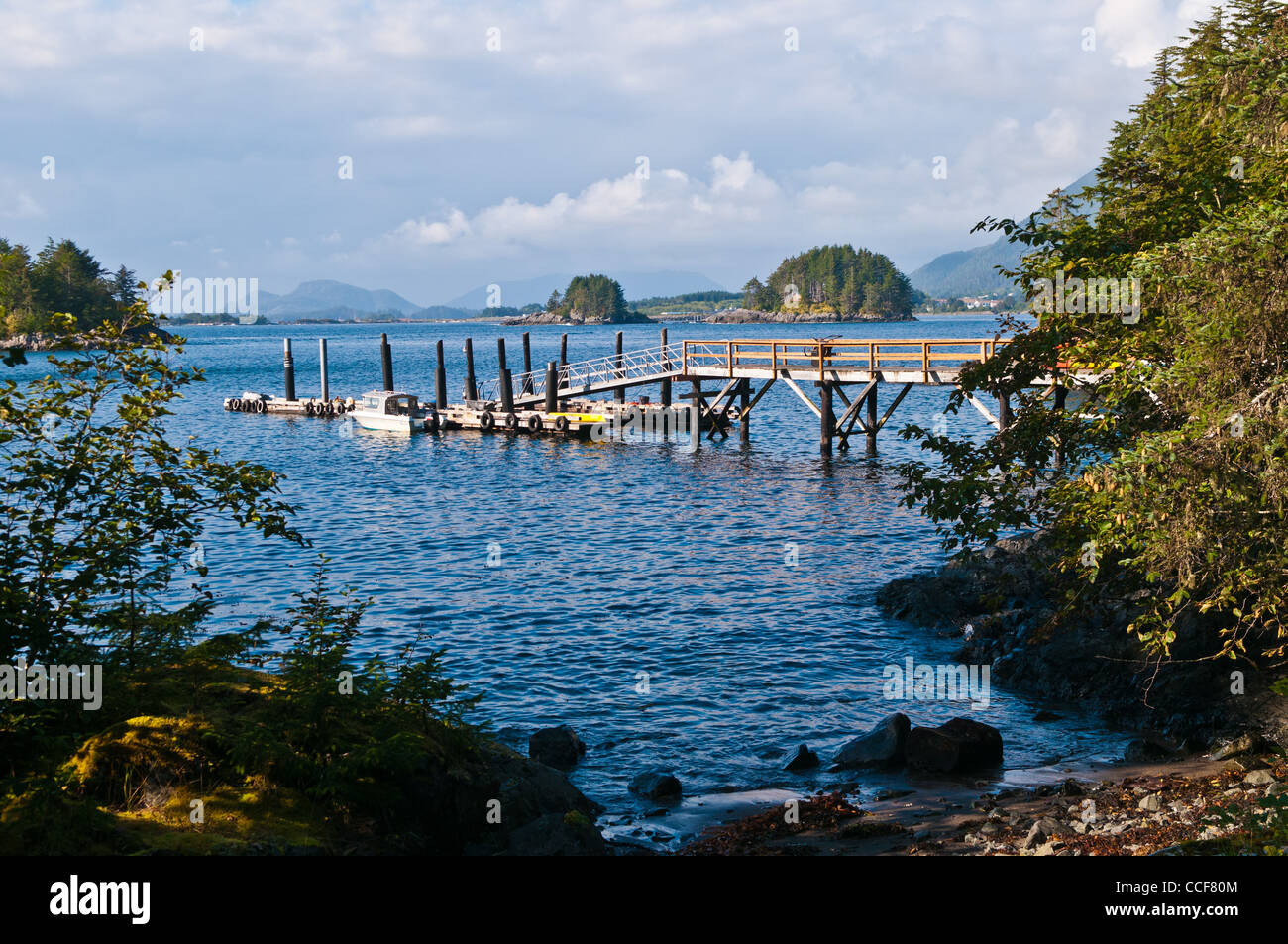 La jetée de l'île de Bamdoroshni, Sitka, Alaska Banque D'Images