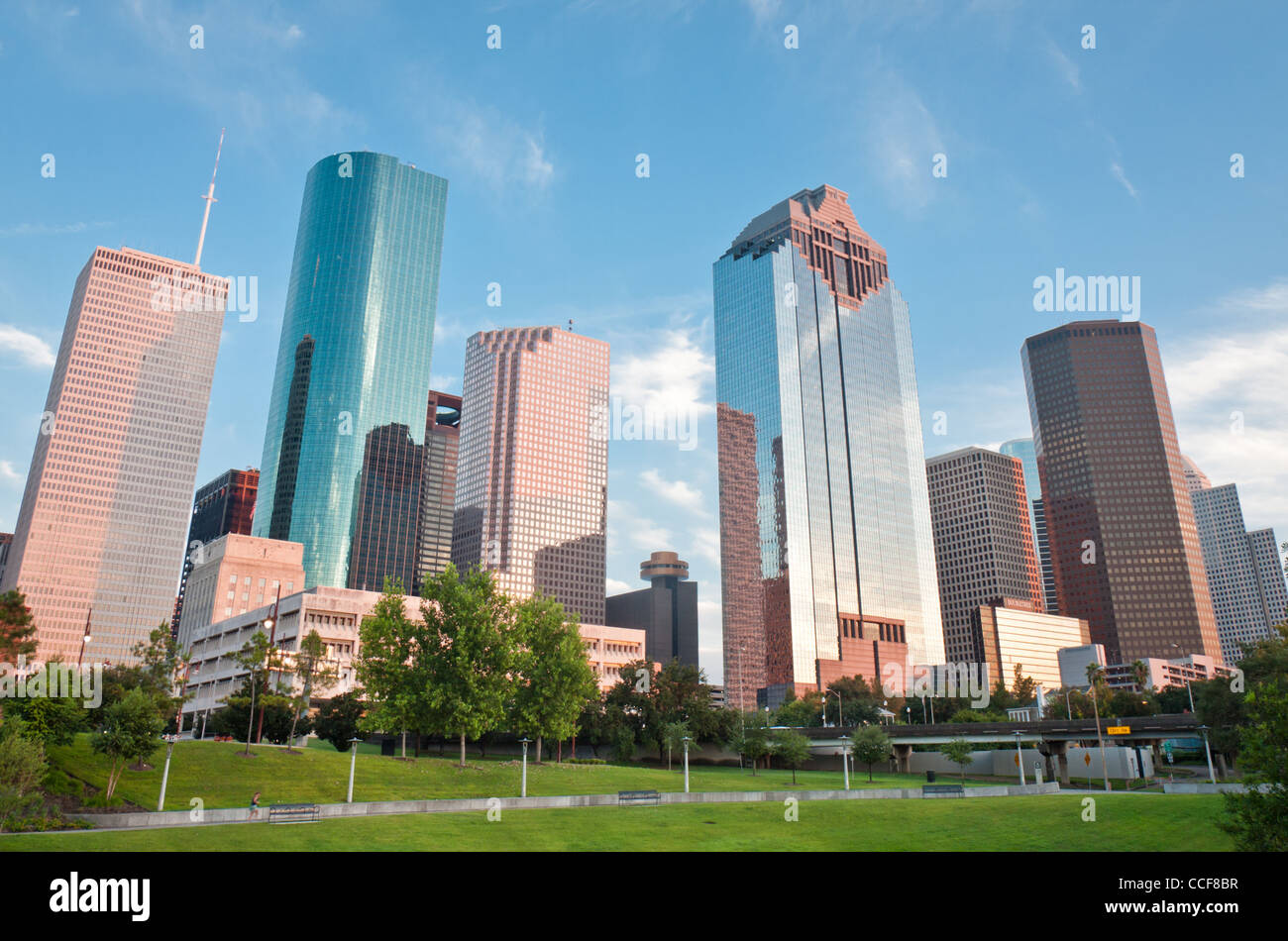Houston est une ville vivante et en constante évolution. De plus en plus l'horizon est particulièrement vert et esthétique. Banque D'Images
