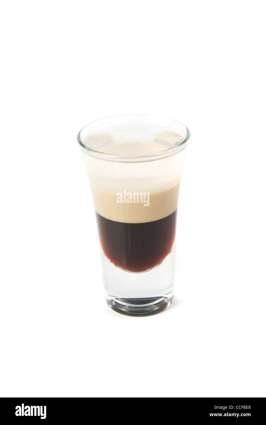 Cocktail B-52 isolé sur fond blanc Banque D'Images