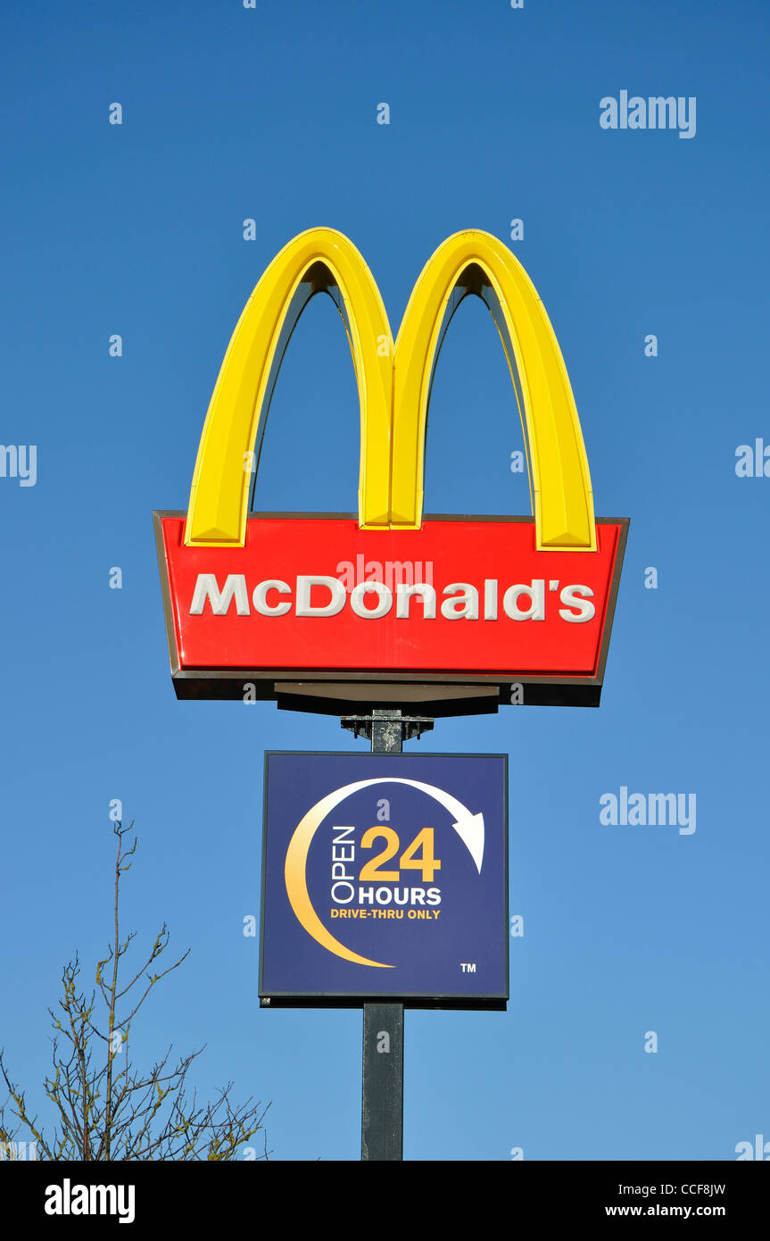 Mcdonalds Ouvert 24 Heures Drive Thru Sign England Uk Photo Stock Alamy