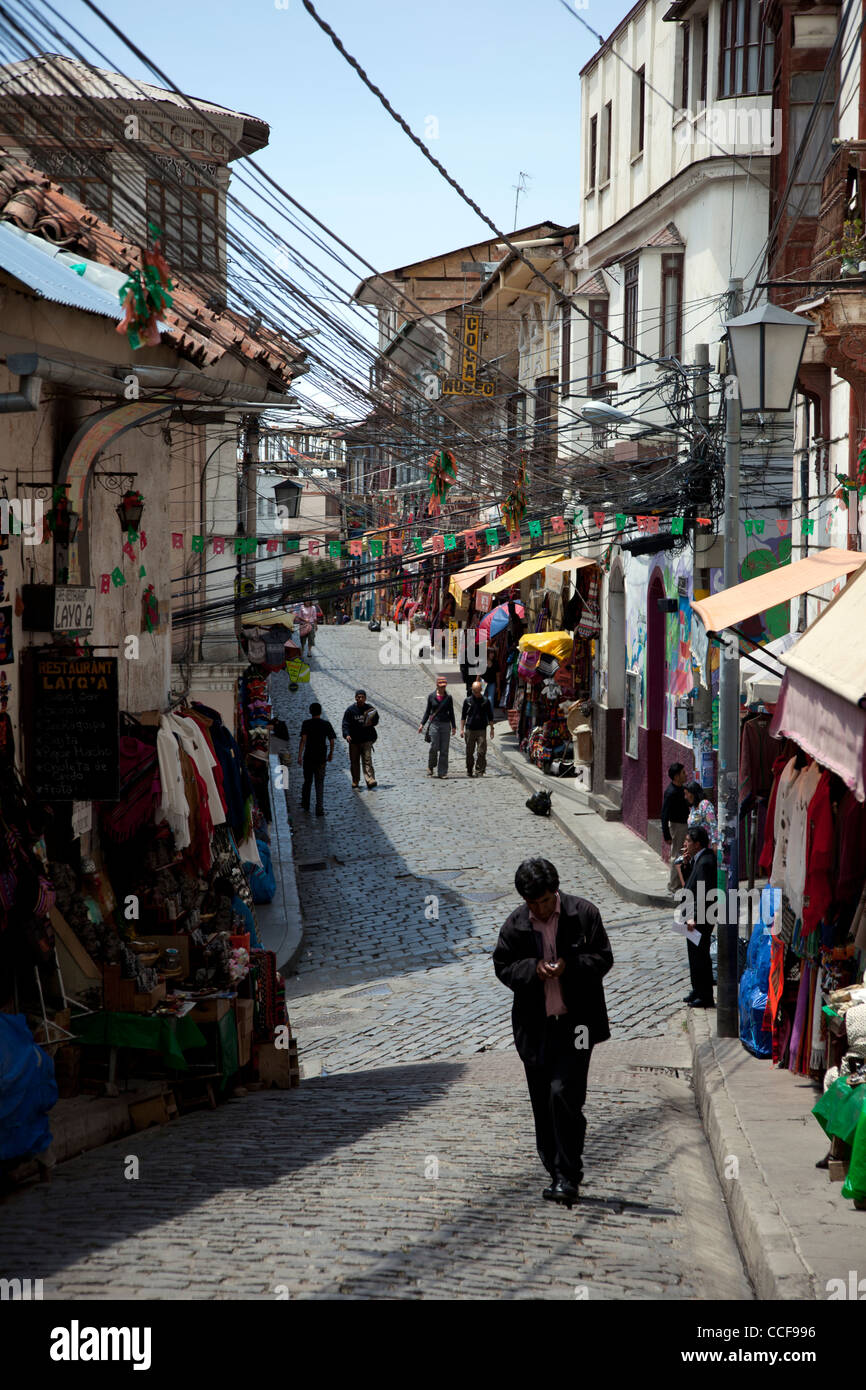Les rues pavées de la Casco Viejo, ou Vieux Quartier, de La Paz, Bolivie, une zone touristique animée. Banque D'Images