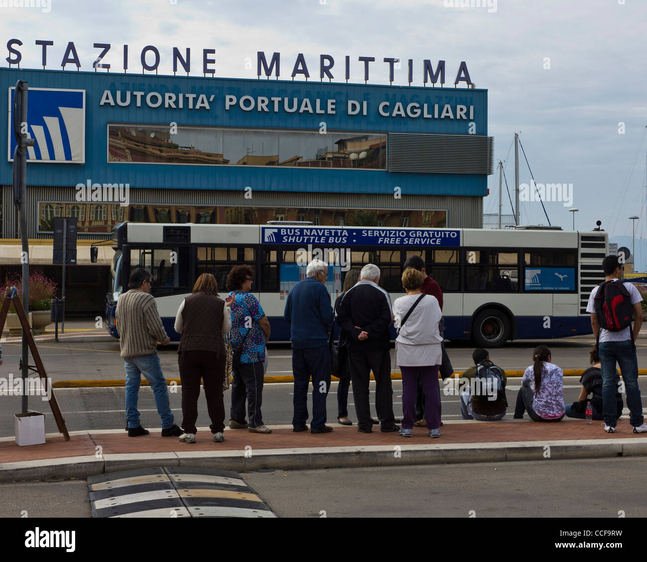 Buy bus tickets buying Banque de photographies et d'images à haute  résolution - Alamy