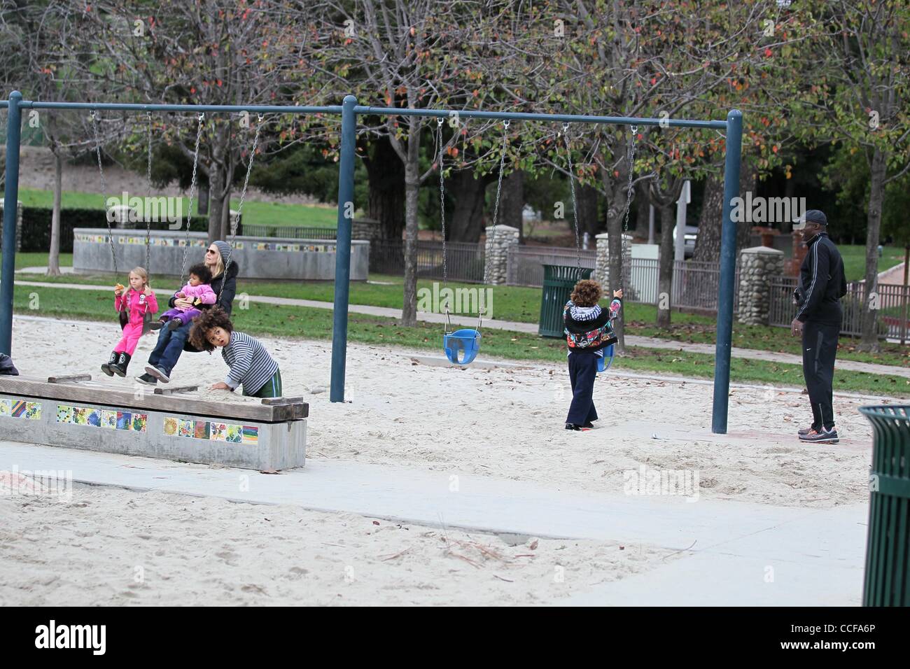 26 déc., 2010 - Los Angeles, Californie, États-Unis - Heidi Klum et son mari SEAL et 4 enfants (Leni, Henry, Johan et Lou) profiter de la journée après Noël jouant à Coldwater Canyon Park. (Crédit Image : © Laguna Images/ZUMAPRESS.com) Banque D'Images