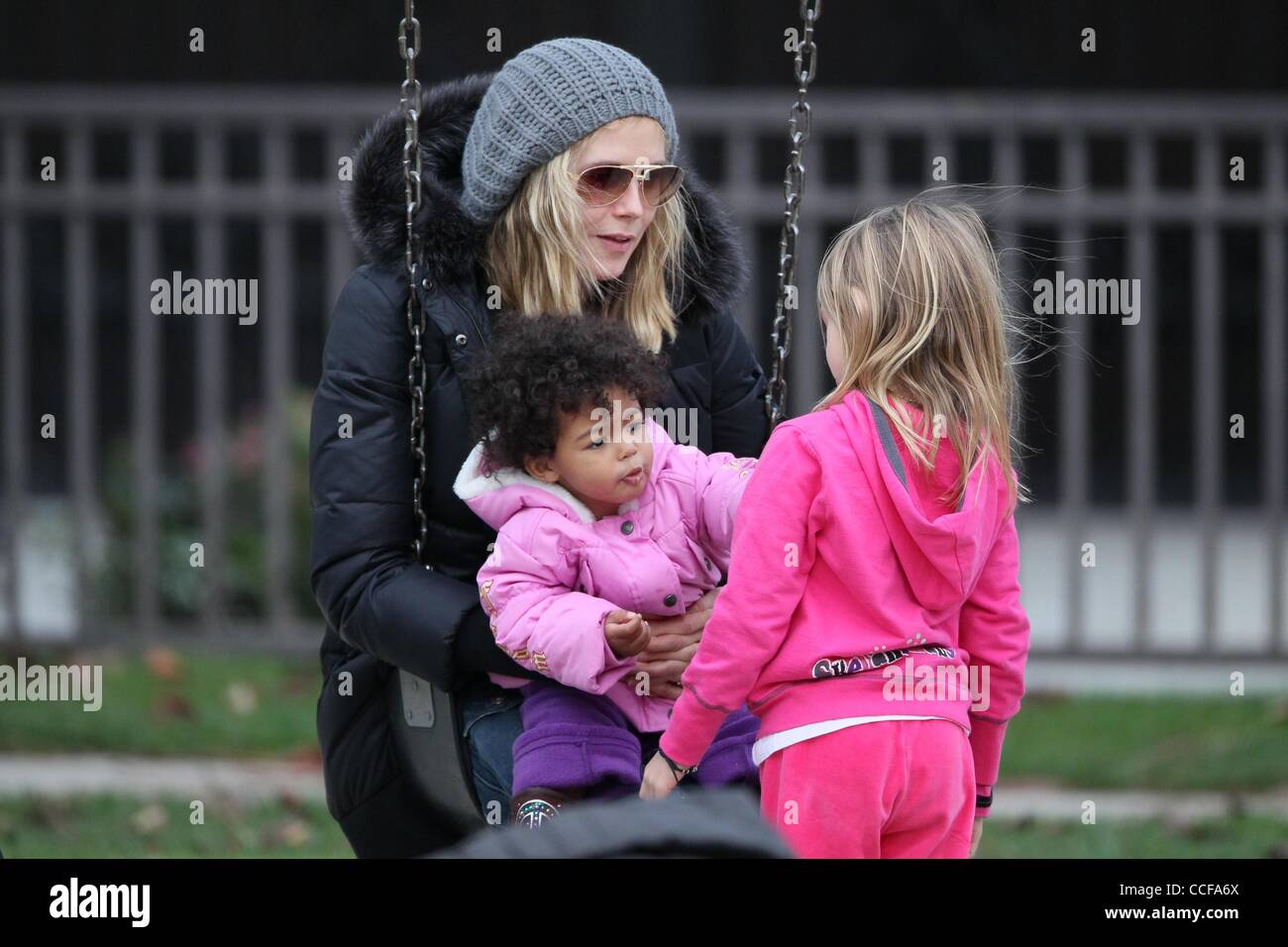 26 déc., 2010 - Los Angeles, Californie, États-Unis - Heidi Klum et son mari SEAL et 4 enfants (Leni, Henry, Johan et Lou) profiter de la journée après Noël jouant à Coldwater Canyon Park. (Crédit Image : © Laguna Images/ZUMAPRESS.com) Banque D'Images