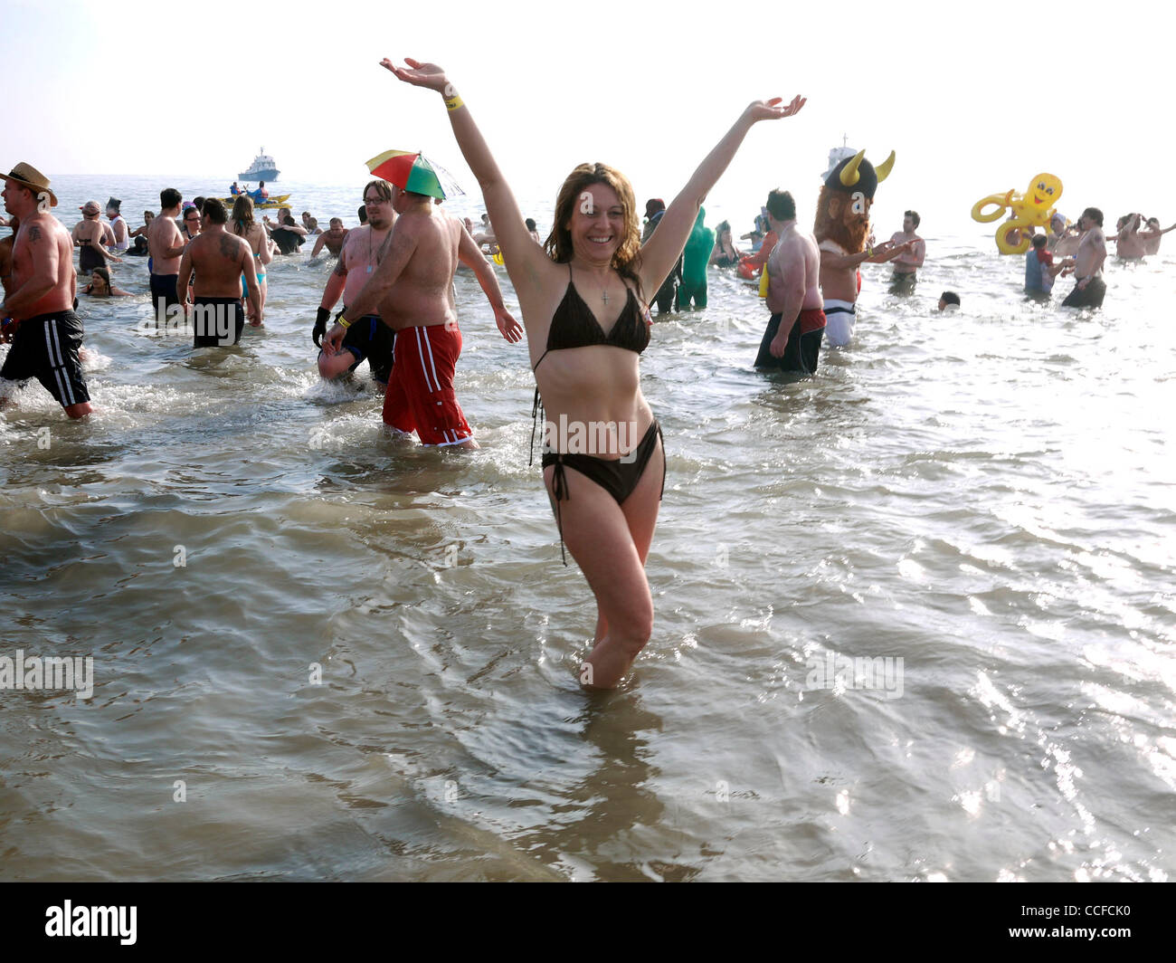 Jan 01, 2011 - Brooklyn, New York, États-Unis - bravant les eaux glaciales de l'océan Atlantique à Coney Island, les ours polaires, baignade d'hiver club aller pour leur assemblée annuelle le jour de l'an nager. Le Coney Island Polar Bear Club a été fondé en 1903 par Bernarr Macfadden, qui était connu comme le père de la culture physique. (Credi Banque D'Images