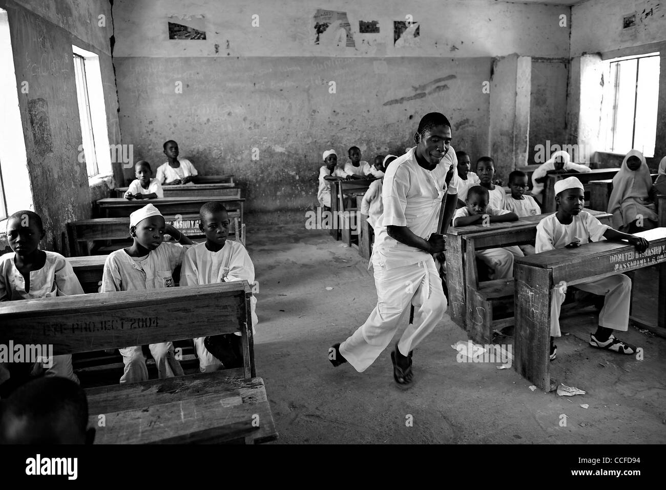 2 janvier 2011 - Kano, Kano, Nigéria - Abdullahi Alasan, 18 ans, a été paralysé par la polio depuis de nombreuses années et a été en mesure de se payer l'école jusqu'à maintenant. Le gouvernement nigérian permet aux étudiants avec la polio à aller à l'école gratuitement et il est dans une classe avec 6 à 10 ans dans une école primaire à Kano, Nig Banque D'Images