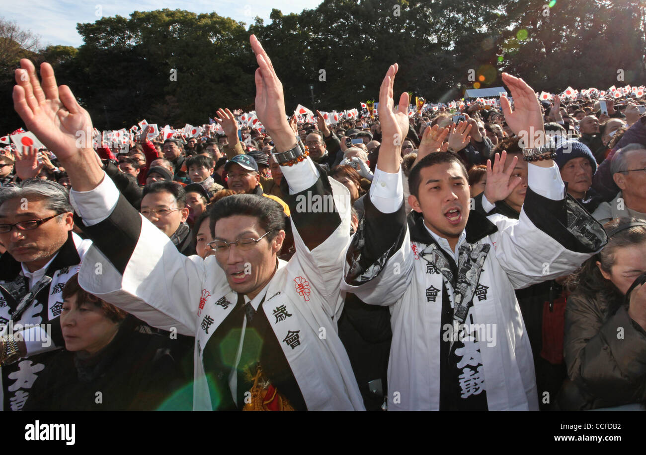 2 janvier 2011 - Tokyo, Japon - sympathisants se sont réunis pour célébrer la nouvelle année avec la famille impériale japonaise sensibiliser les Japonais drapeaux et cris ''Banzai'' au cours de l'apparition de la famille publier au Palais Impérial de Tokyo, Japon. (Crédit Image : © Junko Kimura/Jana Press/ZUMAPRESS.com) Banque D'Images