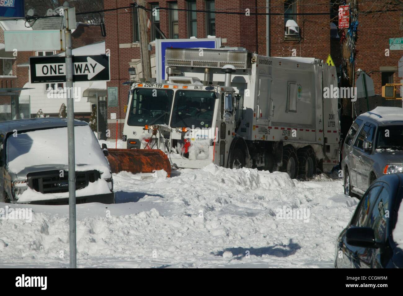 27 déc., 2010 - New York, New York, États-Unis - Sheepshead Bay, Brooklyn résidents commencent à sortir de la tempête que les importations sous-évaluées à environ 20 pouces de neige sur New York City Ã'Â© 12 /27/ 10 camions d'assainissement nyc avec charrue à l'avant de la rue il coincé dans l'attente d'aide, il faut être Banque D'Images