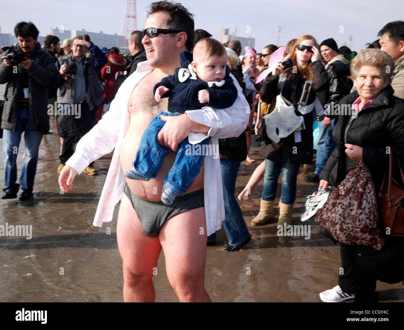 Jan 01, 2011 - Brooklyn, New York, États-Unis - bravant les eaux glaciales de l'océan Atlantique à Coney Island, les ours polaires, baignade d'hiver club aller pour leur assemblée annuelle le jour de l'an nager. Le Coney Island Polar Bear Club a été fondé en 1903 par Bernarr Macfadden, qui était connu comme le père de la culture physique. (Credi Banque D'Images