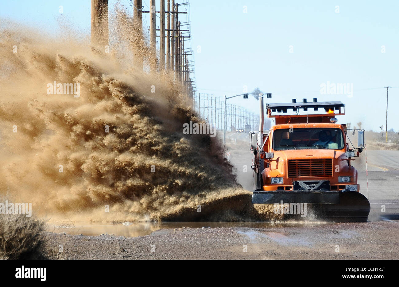 Le 4 janvier 2011 - La Californie, États-Unis, Littlerock Cal Trans utilise leur chasse-neige pour enlever la neige fondante qui est à l'origine de grandes piscines de boue et l'eau pour former de l'autoroute et de la route 18 Pearblossom Littlerock entre Victorville et que la neige commence à fondre. (Crédit Image : © Gene Blevins/ZUMAPRESS.co Banque D'Images