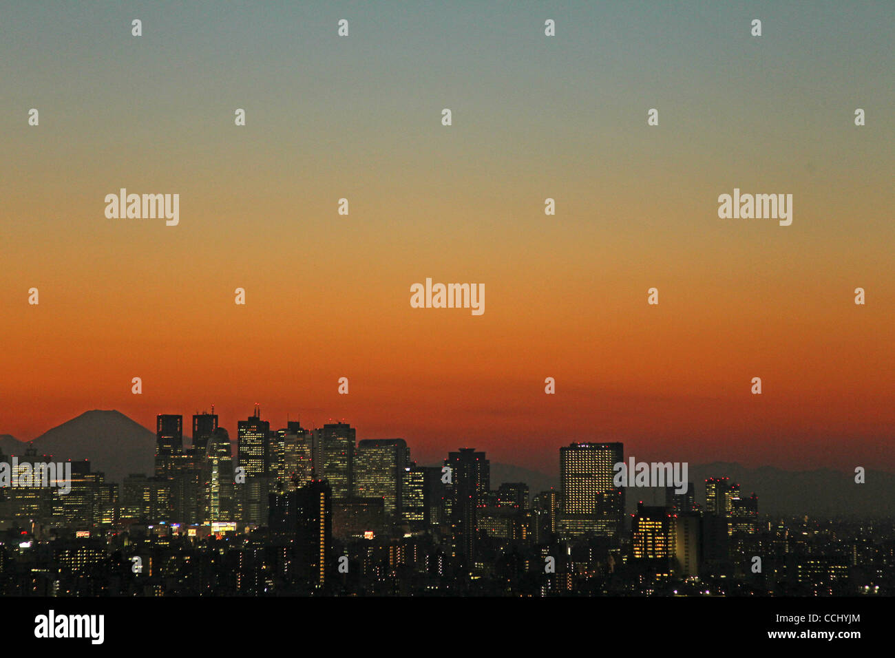 Le 20 décembre 2010 - Tokyo, Japon - la plus haute montagne du Japon Mt.Fuji est vu derrière les gratte-ciel de Tokyo à Tokyo, Japon. (Crédit Image : © Junko Kimura/Jana Press/ZUMAPRESS.com) Banque D'Images