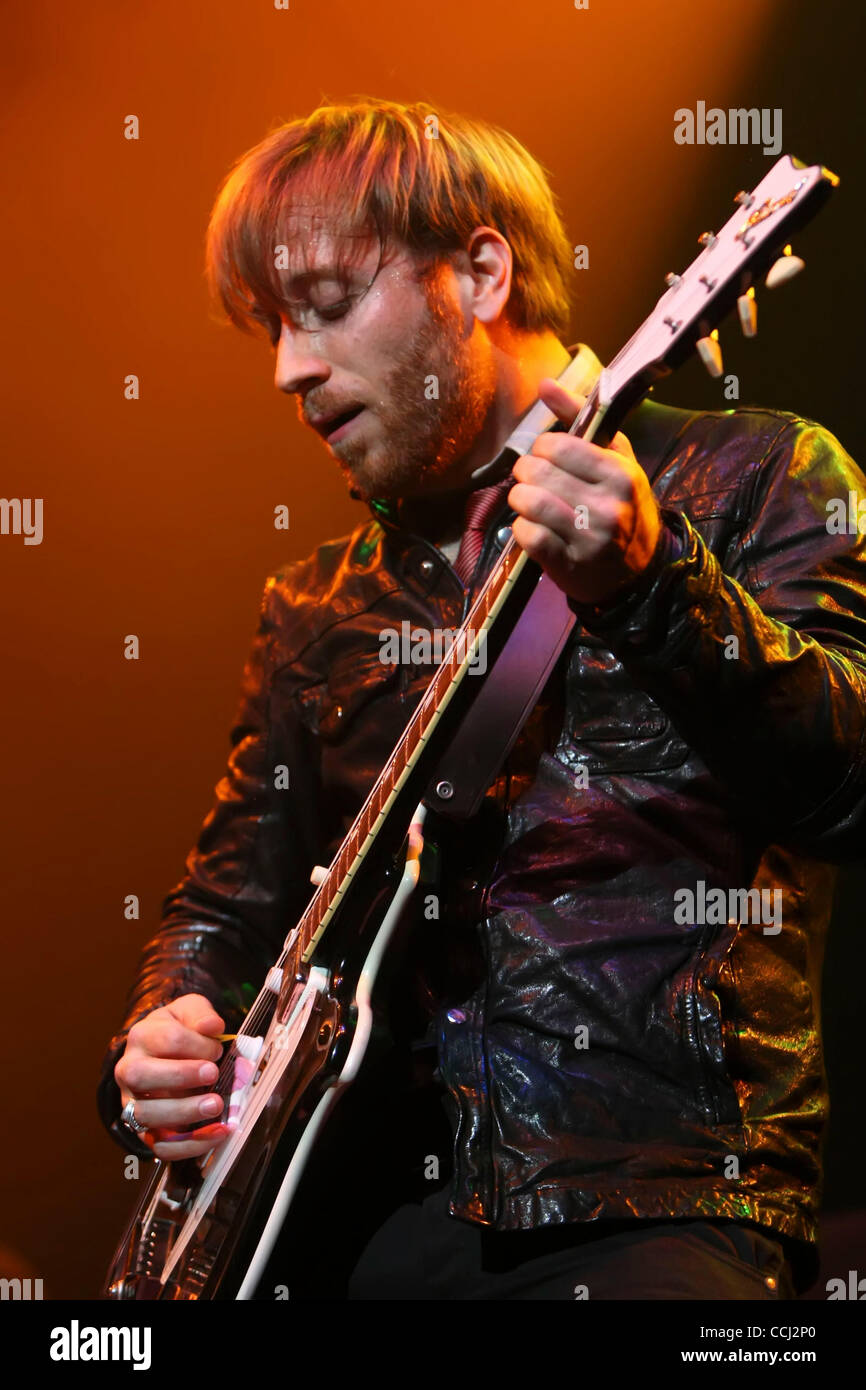 Dec 10, 2010 - San Jose, Californie, États-Unis - chanteur/guitariste DAN AUERBACH des Black Keys' 'la scène à pas si douce nuit 2010 à San Jose en Californie. (Crédit Image : ©/ZUMAPRESS.com) Tracy Van Antiq Banque D'Images