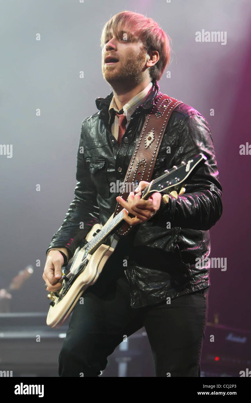 Dec 10, 2010 - San Jose, Californie, États-Unis - chanteur/guitariste DAN AUERBACH des Black Keys' 'la scène à pas si douce nuit 2010 à San Jose en Californie. (Crédit Image : ©/ZUMAPRESS.com) Tracy Van Antiq Banque D'Images