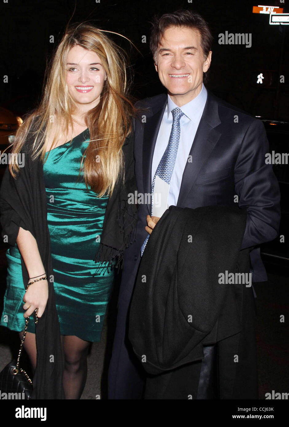 13 déc., 2010 - New York, New York, États-Unis - DR. MEHMET OZ et Daphné fille poser pour des photos à l'extérieur du Metropolitan Museum of Art lors de la David Lynch Foundation : Le changement commence à l'intérieur' avantage. Peta a tenu des manifestants signes que lire 'Donna Karan : Nouvelle Ère hypocrite' pour protester contre l'utilisation de Banque D'Images