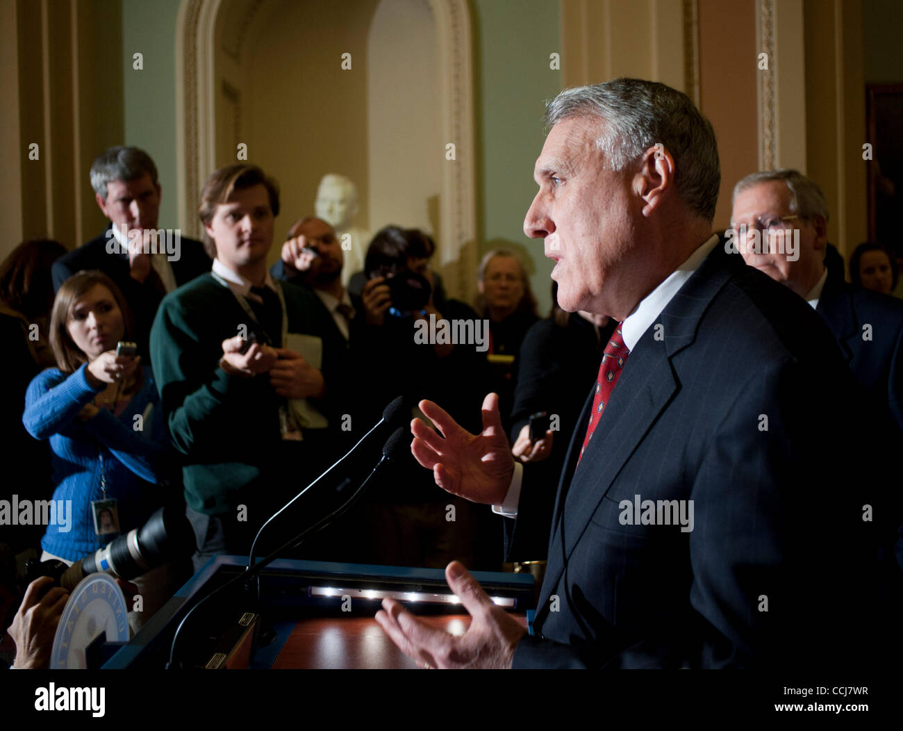 Dec 14, 2010 - Washington, District of Columbia, États-Unis - le sénateur Jon Kyl (R-AZ) parle aux médias au Capitol mardi. (Crédit Image : ©/ZUMAPRESS.com) Marovich Pete Banque D'Images