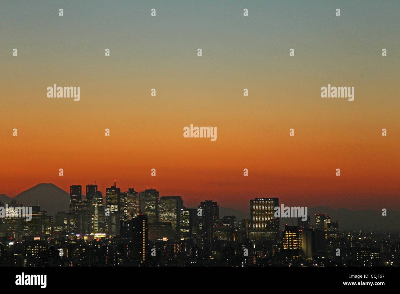 Dec 20, 2010 - Tokyo, Japon - la plus haute montagne du Japon Mt.Fuji est vu derrière les gratte-ciel de Tokyo à Tokyo, Japon. (Crédit Image : © Junko Kimura/Jana Press/ZUMAPRESS.com) Banque D'Images