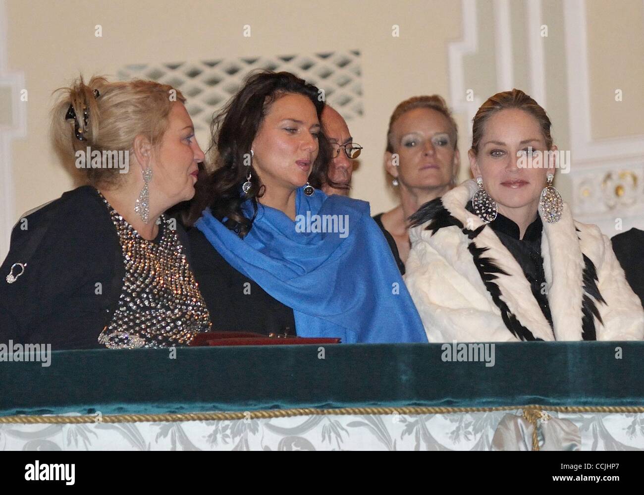 Le 09 décembre 2010 - St.-Petersburg, Russie - l'actrice américaine SHARON STONE (R) participation à "scotch Symphony' ballet au Mariinsky Ballet de Saint-Pétersbourg. (Crédit Image : © PhotoXpress/ZUMApress.com) Banque D'Images