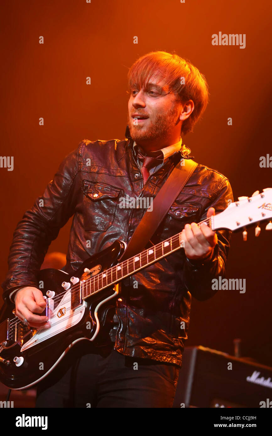 Dec 10, 2010 - San Jose, Californie, États-Unis - chanteur/guitariste DAN AUERBACH des Black Keys' 'la scène à pas si douce nuit 2010 à San Jose en Californie. (Crédit Image : ©/ZUMAPRESS.com) Tracy Van Antiq Banque D'Images