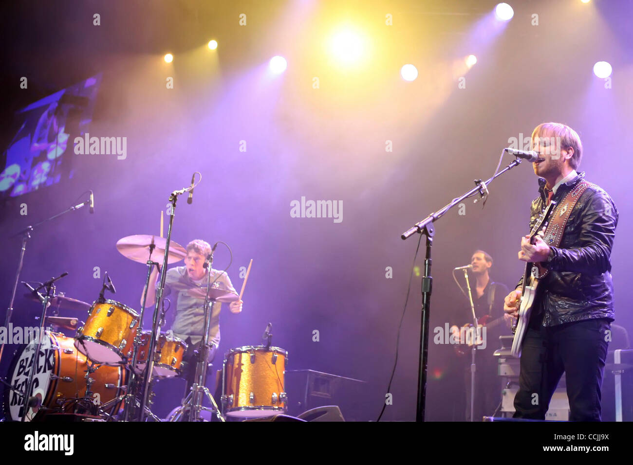 Dec 10, 2010 - San Jose, Californie, États-Unis - batteur/Producteur PATRICK CARNEY et le chanteur/guitariste DAN AUERBACH des Black Keys' 'la scène à pas si douce nuit 2010 à San Jose en Californie. (Crédit Image : ©/ZUMAPRESS.com) Tracy Van Antiq Banque D'Images