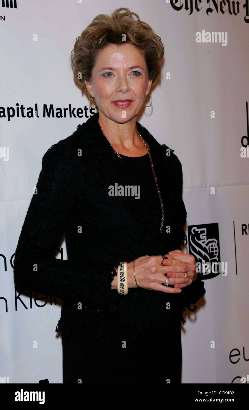 Le 29 novembre 2010 - New York, New York, États-Unis - Annette Bening arrive pour le 20e anniversaire Gotham Independent Film Awards au Cipriani Wall Street à New York le 29 novembre 2010,... K66316SN.(Image Crédit : © Sharon Neetles Globe/ZUMAPRESS.com)/Photos Banque D'Images