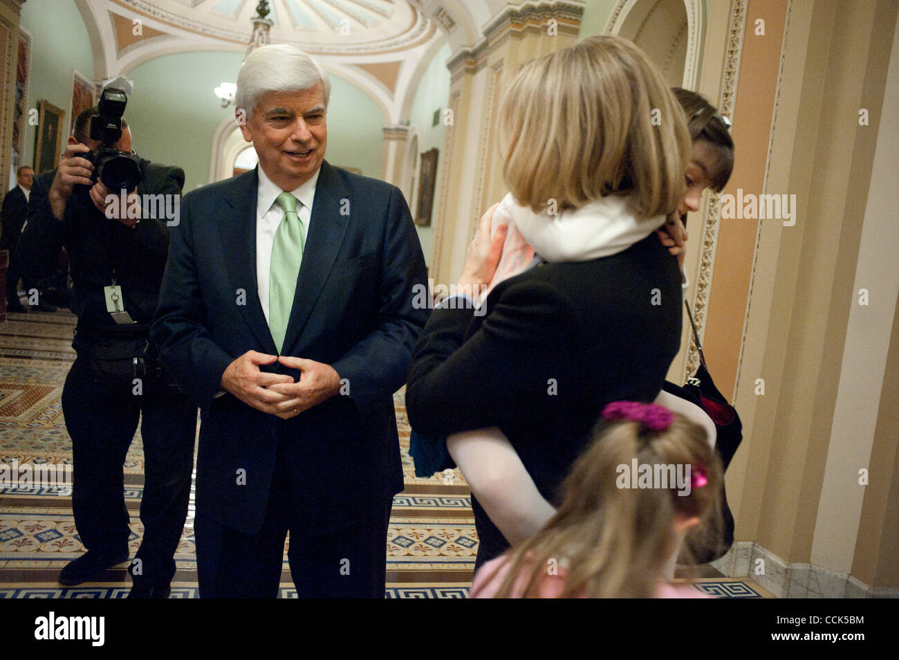 30 nov., 2010 - Washington, District of Columbia, États-Unis - prend sa retraite le sénateur CHRIS DODD (D-CT) répond à sa famille après avoir prononcé son dernier discours au Sénat de remercier les collègues, donateurs et amis. (Crédit Image : ©/ZUMAPRESS.com) Marovich Pete Banque D'Images