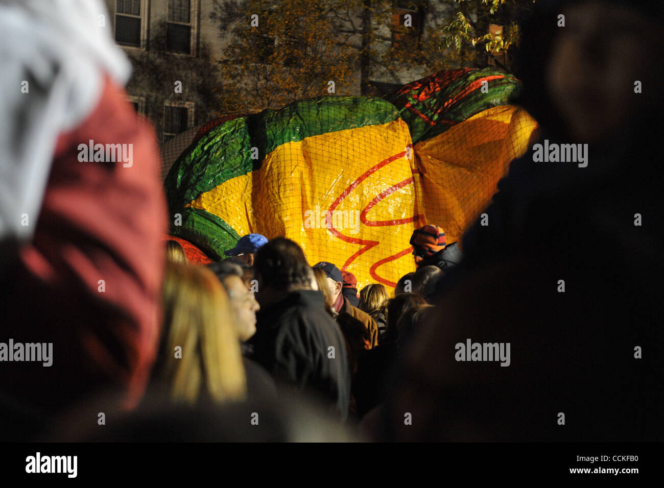 Novembre 24, 2010 - New York, New York, États-Unis d'Amérique - Le Manoir Ronald McDonald balloon partiellement gonflé pendant la pré-parade l'inflation une visualisation à Central Park. (Crédit Image : © Andrew Fielding/ZUMAPRESS.com) Southcreek/mondial Banque D'Images