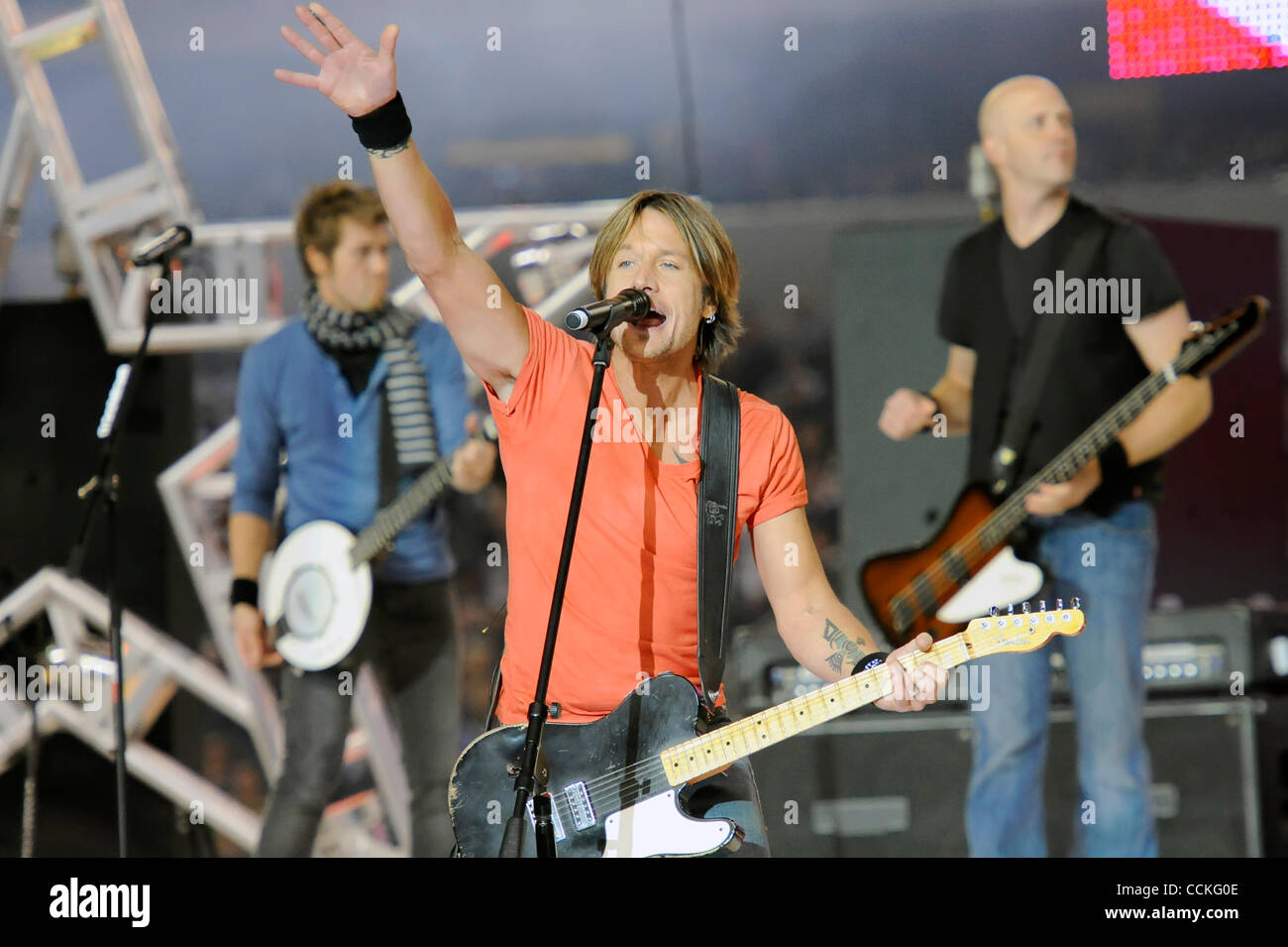25 nov., 2010 - Arlington, Texas, United States of America - superstar de la musique country Keith Urban effectue le spectacle de mi-temps que les New Orleans Saints conduire les Dallas Cowboys 20-6 au Cowboys Stadium à Arlington, au Texas. (Crédit Image : © Steven Leija/global/ZUMAPRESS.com) Southcreek Banque D'Images