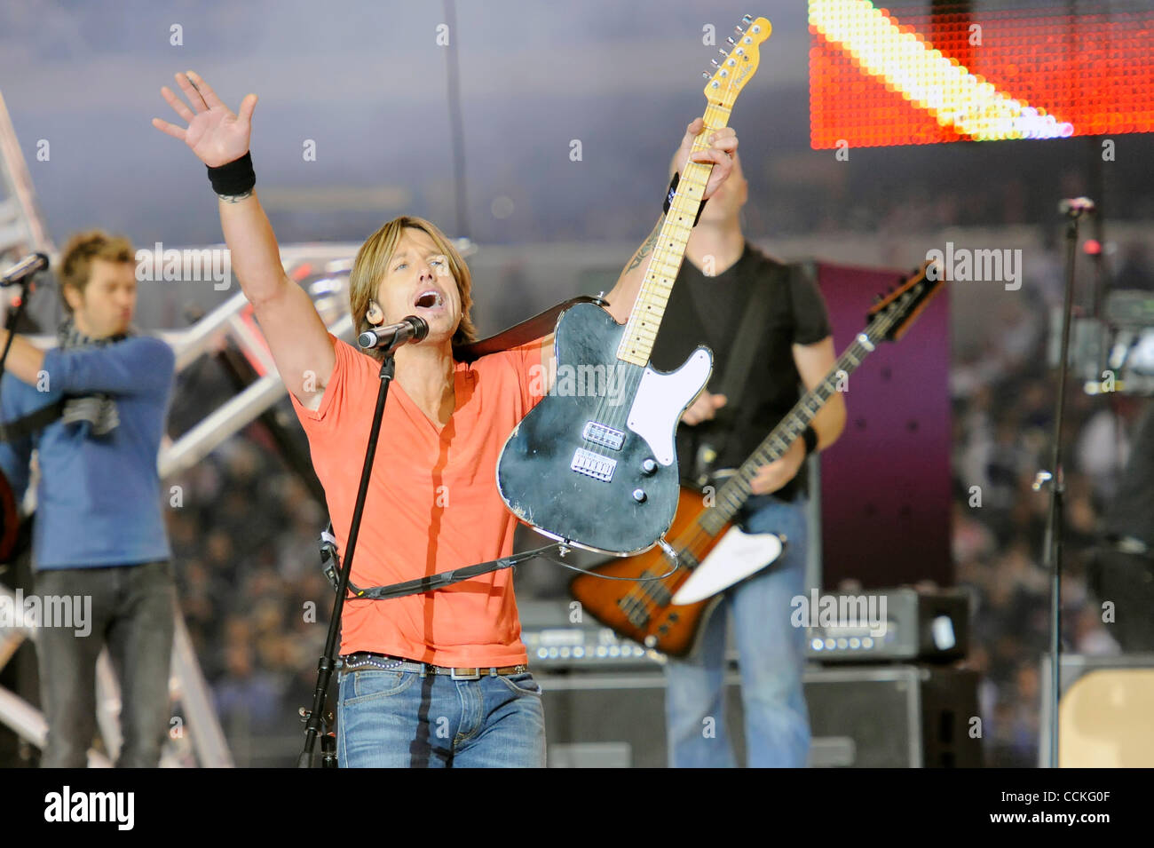 25 nov., 2010 - Arlington, Texas, United States of America - superstar de la musique country Keith Urban effectue le spectacle de mi-temps que les New Orleans Saints conduire les Dallas Cowboys 20-6 au Cowboys Stadium à Arlington, au Texas. (Crédit Image : © Steven Leija/global/ZUMAPRESS.com) Southcreek Banque D'Images