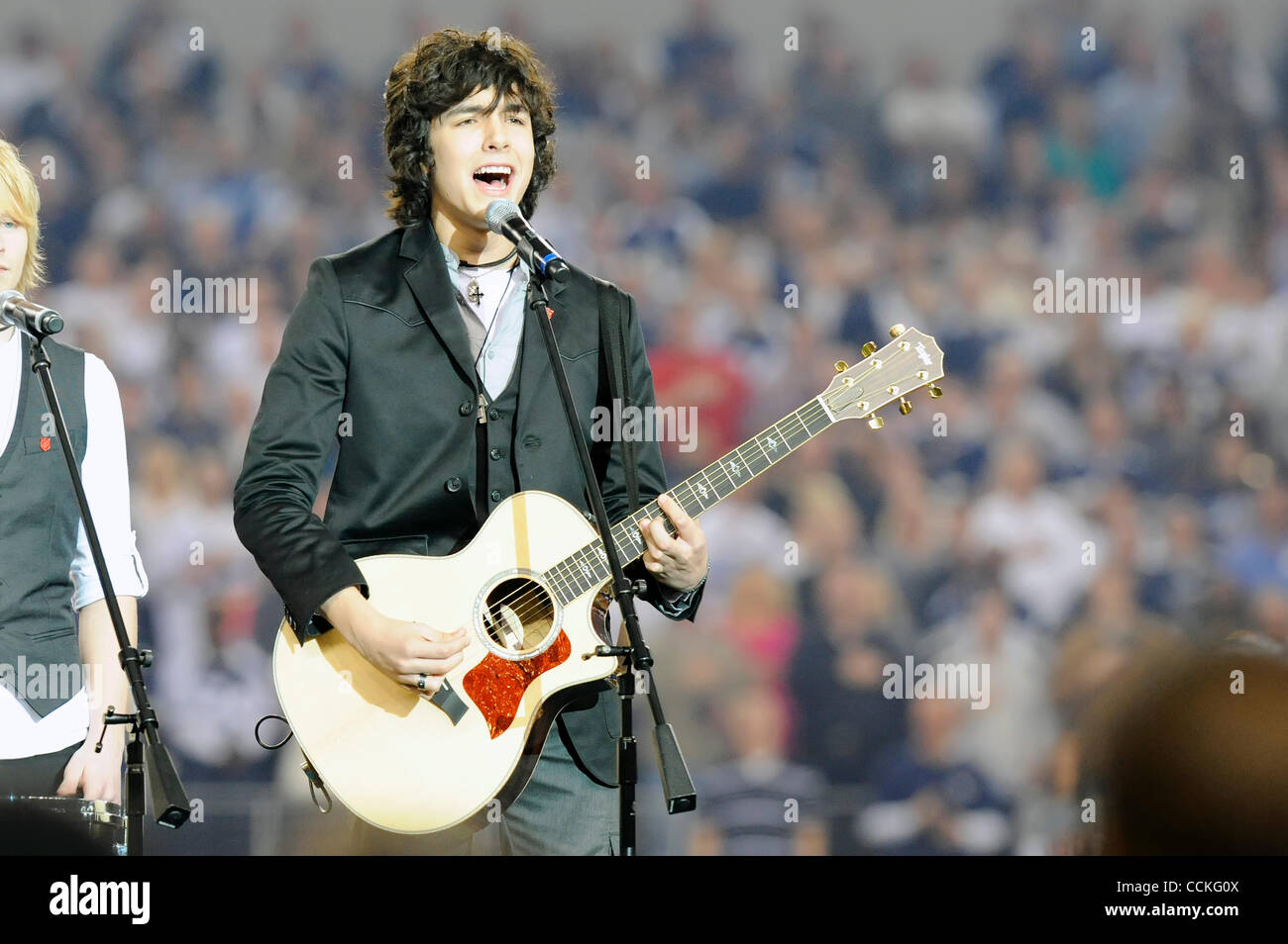 25 nov., 2010 - Arlington, Texas, United States of America - Nouveau Hollow effectue le jeu avant de chanter l'hymne national avant le match que les New Orleans Saints revenir à vaincre les Dallas Cowboys 30-27 au Cowboys Stadium à Arlington, au Texas. (Crédit Image : © Steven Leija/Southcreek Globa Banque D'Images