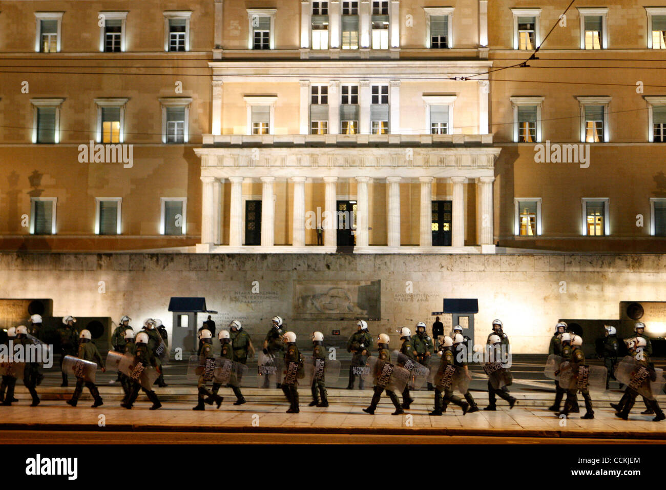 Le 15 novembre 2010 - Athènes, Grèce - la police anti-émeute à l'extérieur du Parlement grec. Plus de 6.000 étudiants et manifestants de gauche ont pris part à deux manifestations distinctes contre le programme de prêt de sauvetage du pays le premier jour d'une visite de fonds monétaire international, Commission européenne et européen Banque D'Images