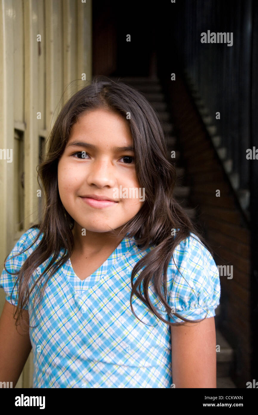 Le 10 novembre 2010 - Bogota, Colombie - Bogota, Colombie, le 9 novembre 2010 -La fille d'une famille de personnes déplacées par des années de conflit en Colombie se tient en dehors de son petit atelier de couture à la communauté de Santa Lucia, dans le sud de Bogota. Avec le soutien d'un organisme d'aide internationale pour le Banque D'Images