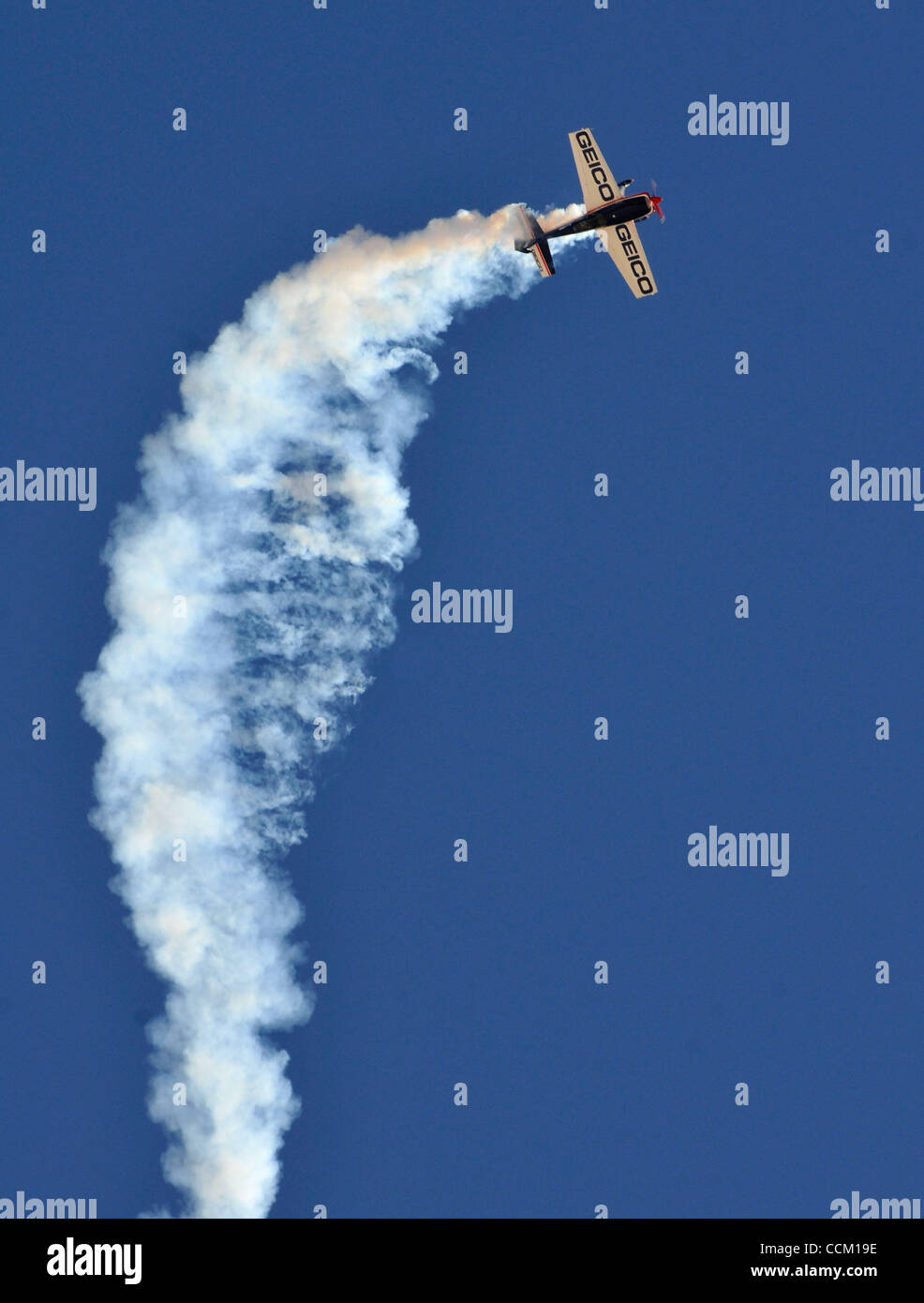 13 novembre 2010 - Las Vegas, Nevada, USA - Tim Weber volant son 300S''effectue au cours de la Nation d'Aviation Air Show 2010 à Nellis Air Force Base Samedi 13 Novembre 2010 à Las Vegas au Nevada. (Crédit Image : © David Becker/ZUMApress.com) Banque D'Images