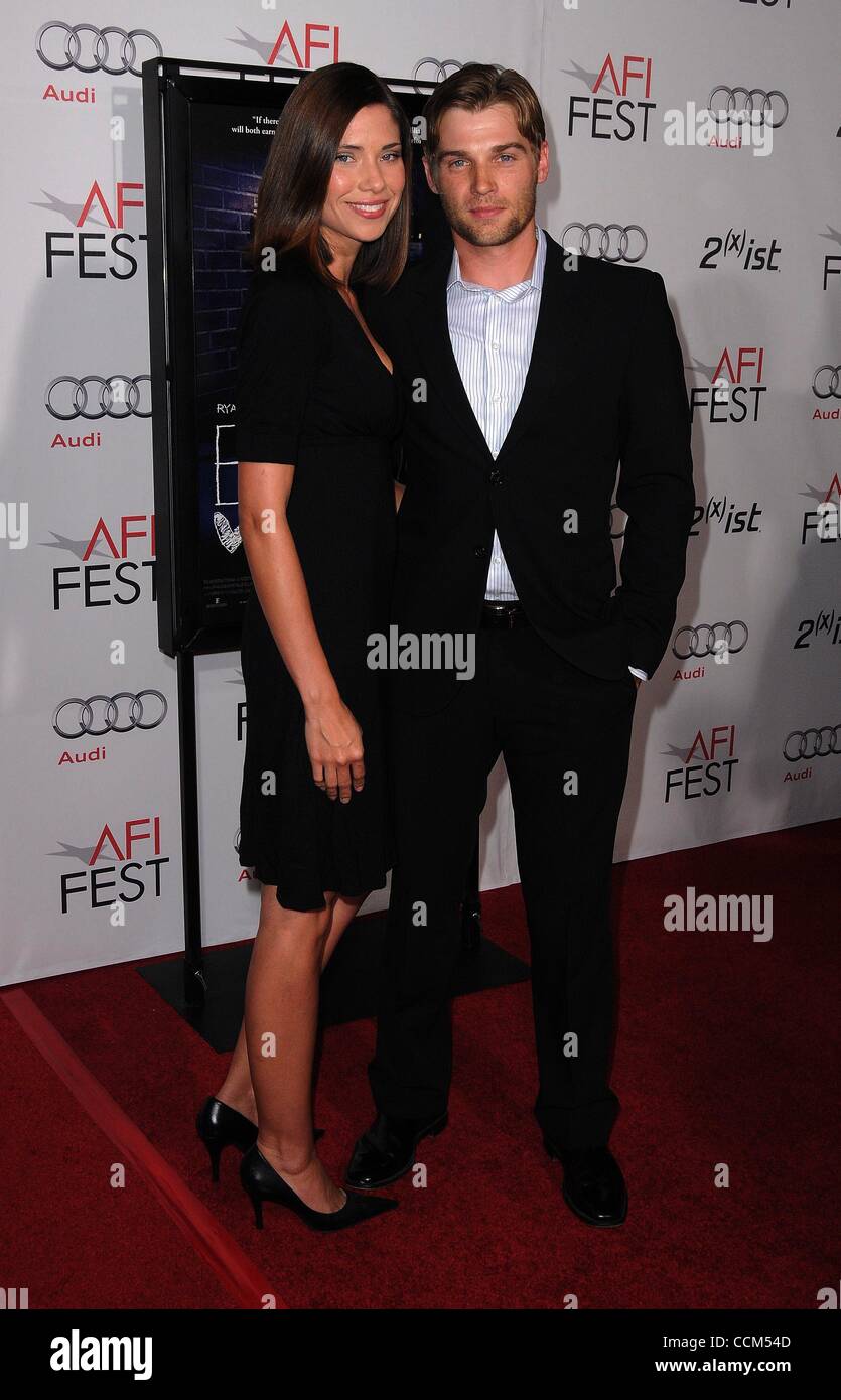 6 novembre 2010 - Hollywood, Californie, États-Unis - AFI Fest 2010 Projection de Gala Centre de ''''Blue Valentine au Grauman's Chinese Theatre à Hollywood, CA 11/6/10 2010..MIKE VOGEL et épouse Courtney.K66740JDI.(Image Crédit : © James Diddick/Globe Photos/ZUMApress.com) Banque D'Images