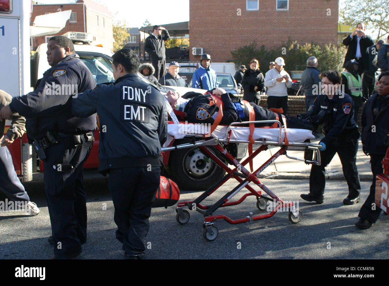 9 novembre 2010 - New York, New York, États-Unis - Voiture de police a été touché et se tourna sur le côté avec les agents de police encore à l'intérieur. Le FDNY et Service d'urgence de la police les agents de la coupe des unités 1 PSA hors du véhicule. elles ont été prises à l'hôpital de zone . L'accident s'est produit à Nostrand Avenue et Voo Banque D'Images