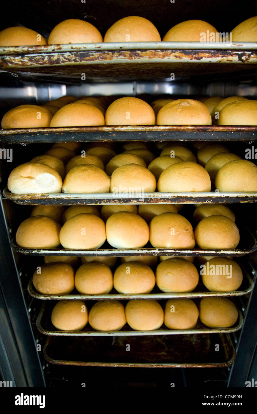 9 novembre 2010 - Bogota, Colombie - Bogota, Colombie, le 9 novembre 2010 - pains frais émerger d'un rack dans la boulangerie d'un centre de formation d'acquérir des compétences dans le sud de Bogota. Ici, avec le soutien d'un organisme d'aide internationale, certains de ces personnes déplacées par des années de violence en Colombie apprendre les compétences qu'ils Banque D'Images