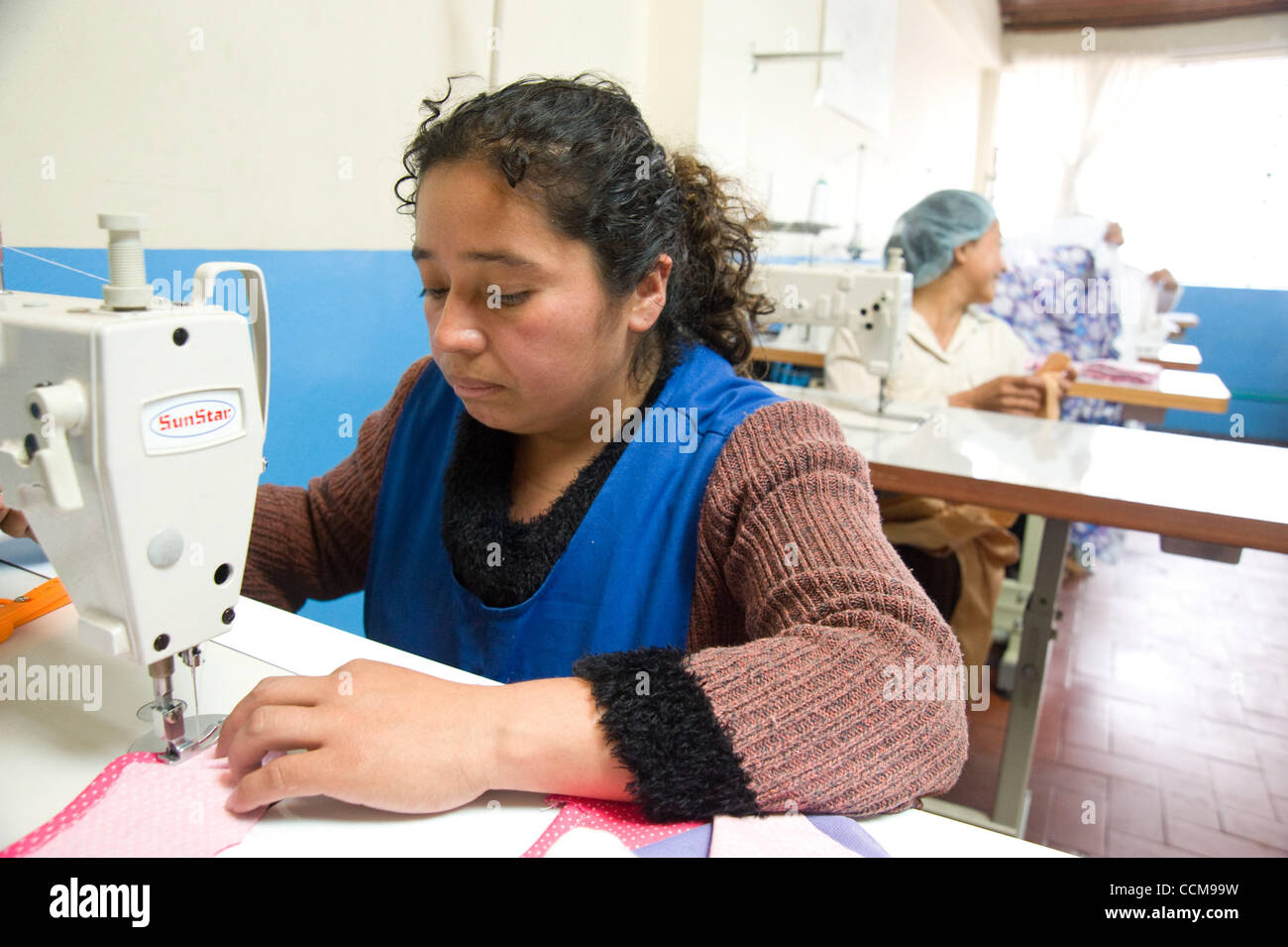 9 novembre 2010 - Bogota, Colombie - Bogota, Colombie, le 9 novembre 2010 - Les femmes à acquérir des compétences de couture par le biais d'un centre de formation d'acquérir des compétences dans la communauté de Camilo Torres dans le sud de Bogota. Avec le soutien d'un organisme d'aide internationale, le centre contribue à la formation des femmes dans les bases de couture, et avec un suivi Banque D'Images