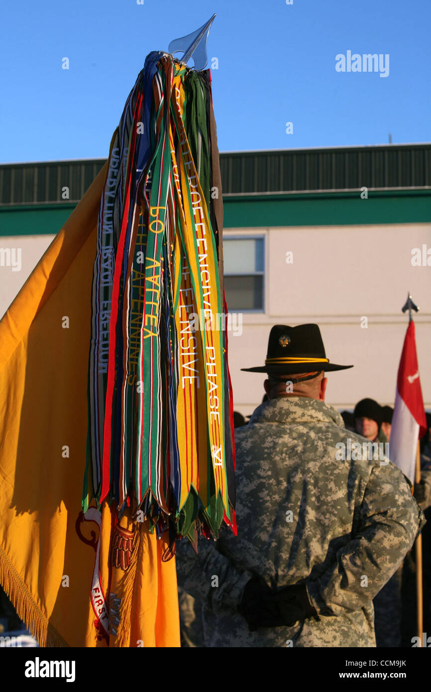 10 Nov 2010 - Fort Wainwright, Alaska, États-Unis - Commande du Sgt. Major Joseph McFarlane participe à une cérémonie de la Journée des anciens combattants pour le cinquième premier escadron de cavalerie à Fort Wainwright, Alaska, le mercredi, Novembre 10, 2010. Commandants des troupes de l'honneur la tradition de la calvalry en portant le Stetson Banque D'Images