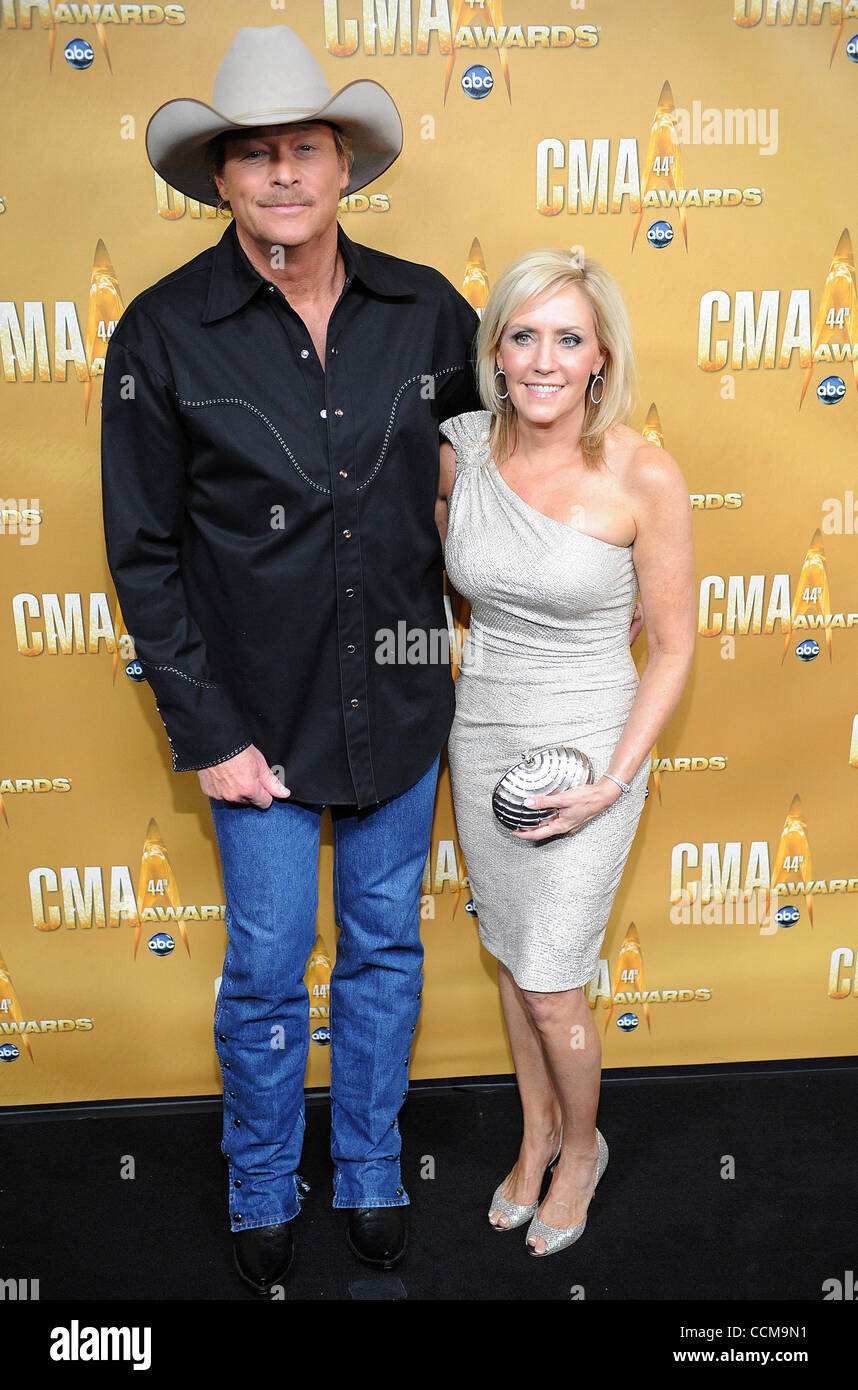 10 Nov 2010 - Nashville, Tennessee, USA - Musicien Alan Jackson et son épouse Denise Jackson arrive sur le tapis noir à la 44e conférence annuelle des CMA Music Awards qui a eu lieu à l'Arène Bridgestone situé au centre-ville de Nashville. Copyright 2010 Jason Moore. (Crédit Image : © Jason Moore/ZUMAPRESS.com Banque D'Images