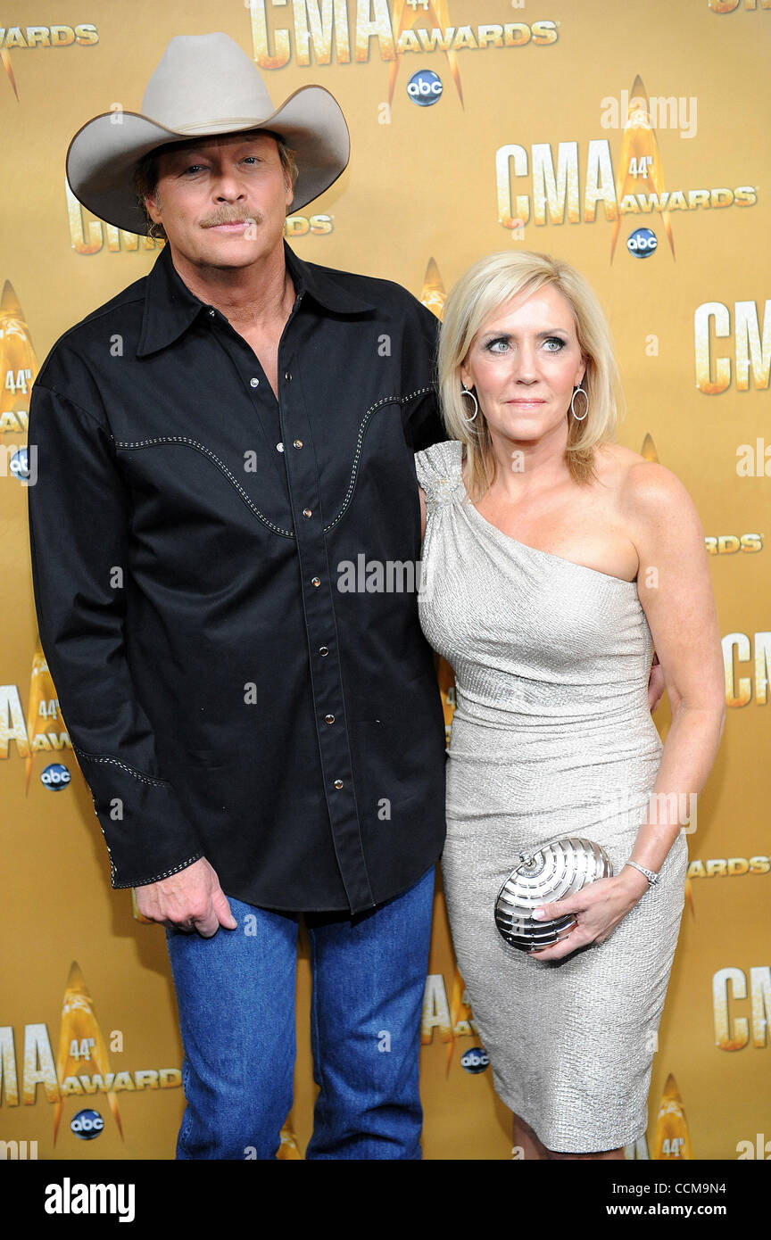 10 Nov 2010 - Nashville, Tennessee, USA - Musicien Alan Jackson et son épouse Denise Jackson arrive sur le tapis noir à la 44e conférence annuelle des CMA Music Awards qui a eu lieu à l'Arène Bridgestone situé au centre-ville de Nashville. Copyright 2010 Jason Moore. (Crédit Image : © Jason Moore/ZUMAPRESS.com Banque D'Images