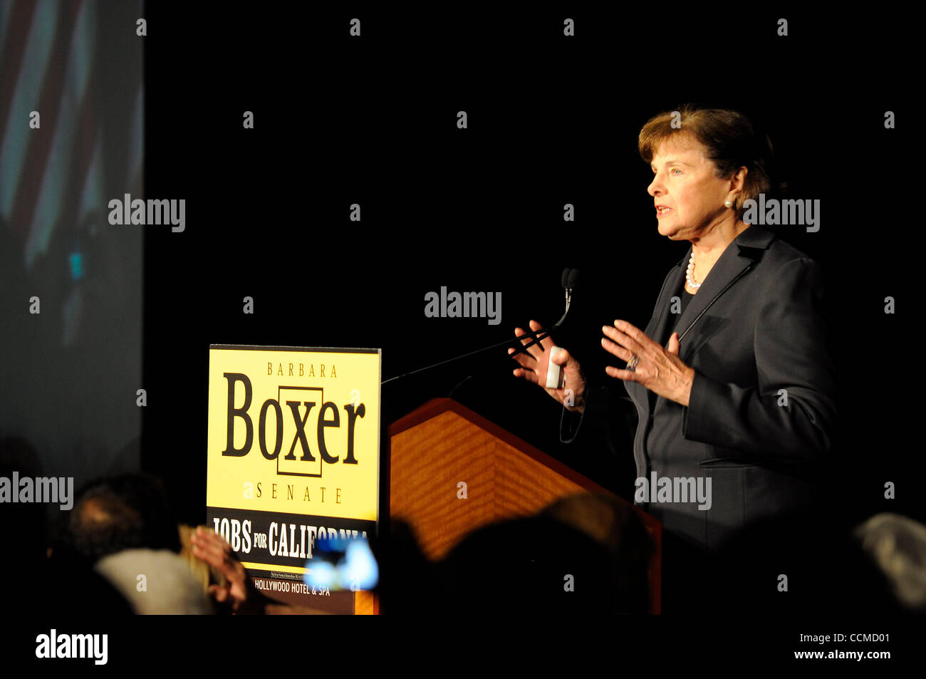 Nov 02, 2010 - Los Angeles, Californie, États-Unis - l'ancien sénateur de l'État de Californie Dianne Feinstein (D-Californie) introduit réélu sénateur Barbara Boxer pour les participants à la Renaissance Hollywood Hotel. (Crédit Image : © Villa/ZUMApress.com) Lucio Banque D'Images