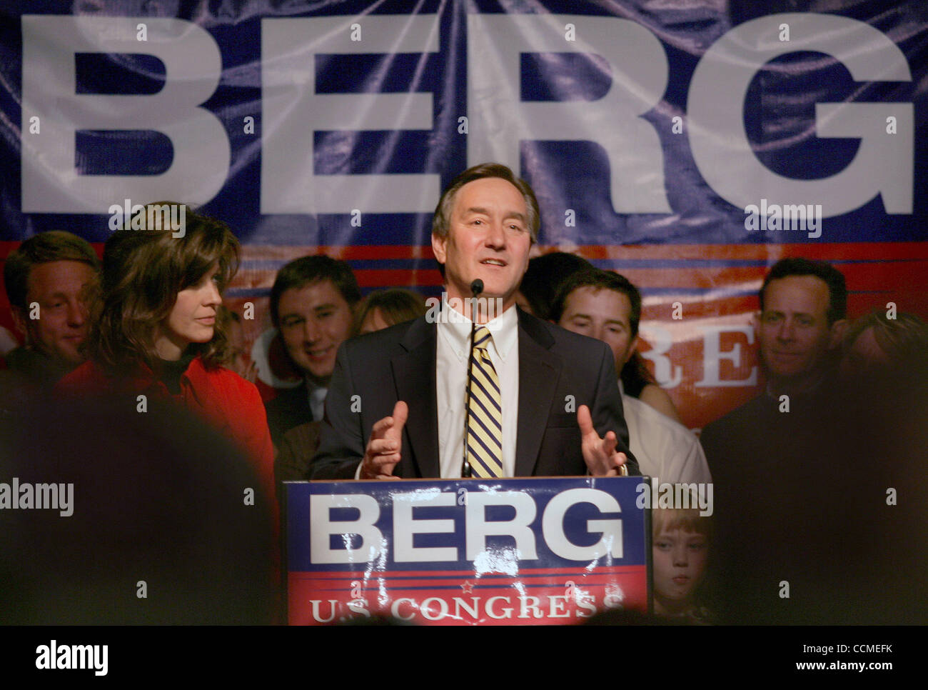 Nov 02, 2010 - Fargo, Dakota du Nord, É.-U. - Fargo législateur de l'Etat, RICK BERG, flanqué de sa femme Tracy, au cours de discours à l'Holiday Inn Fargo où il savoura sa victoire sur neuf terme U.S. Rep. Pomeroy (D-ND) mardi soir à Fargo. Berg est devenu le premier en républicaine de trois décennies au ser Banque D'Images