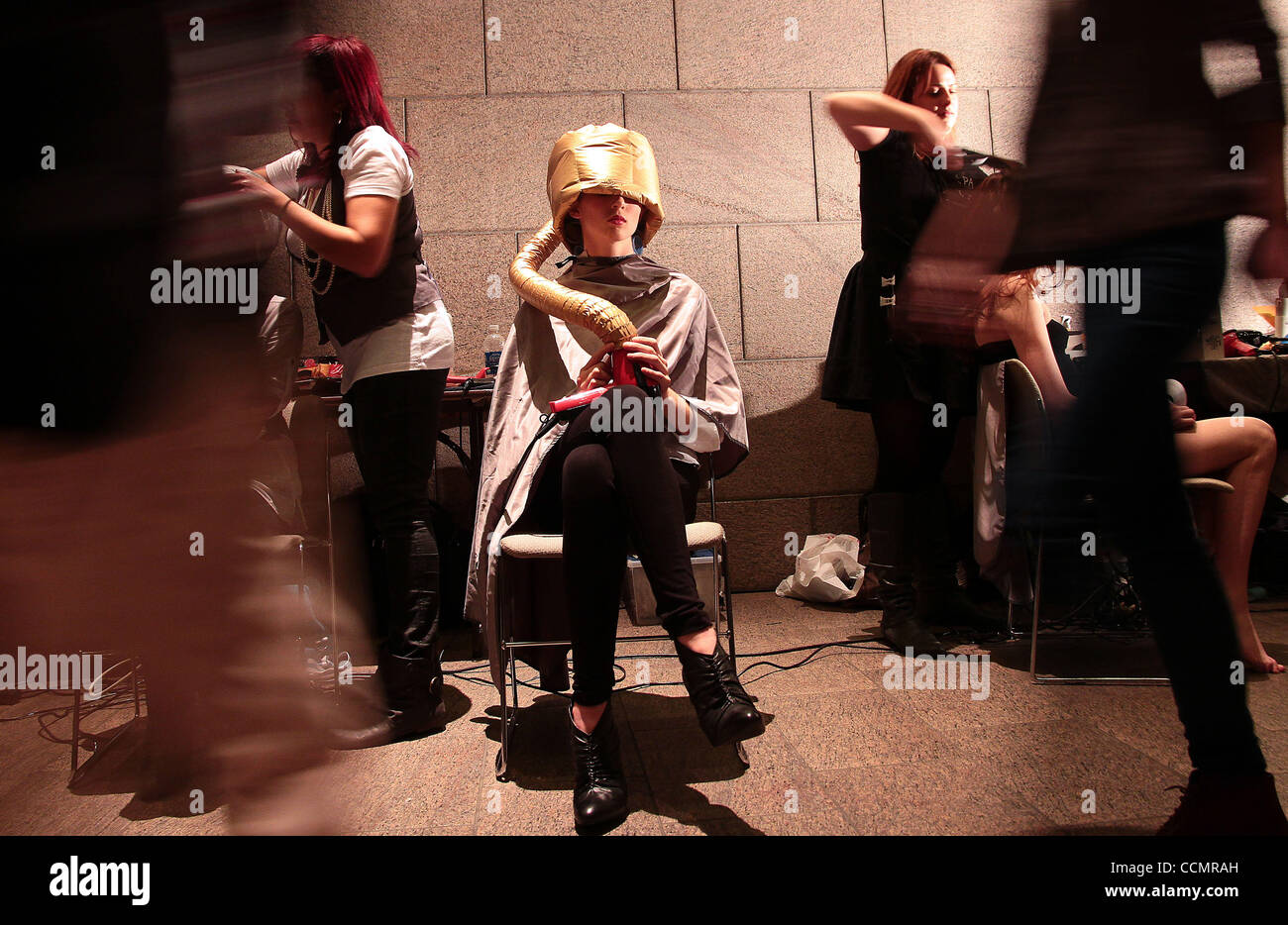 Oct 30, 2010 - Ottawa, Ontario, Canada - dans les coulisses de modèles se préparer avant le défilé lors de la Semaine de la mode d'Ottawa. (Crédit Image : © Sellehuddin ZUMApress.com)/Kamal Banque D'Images