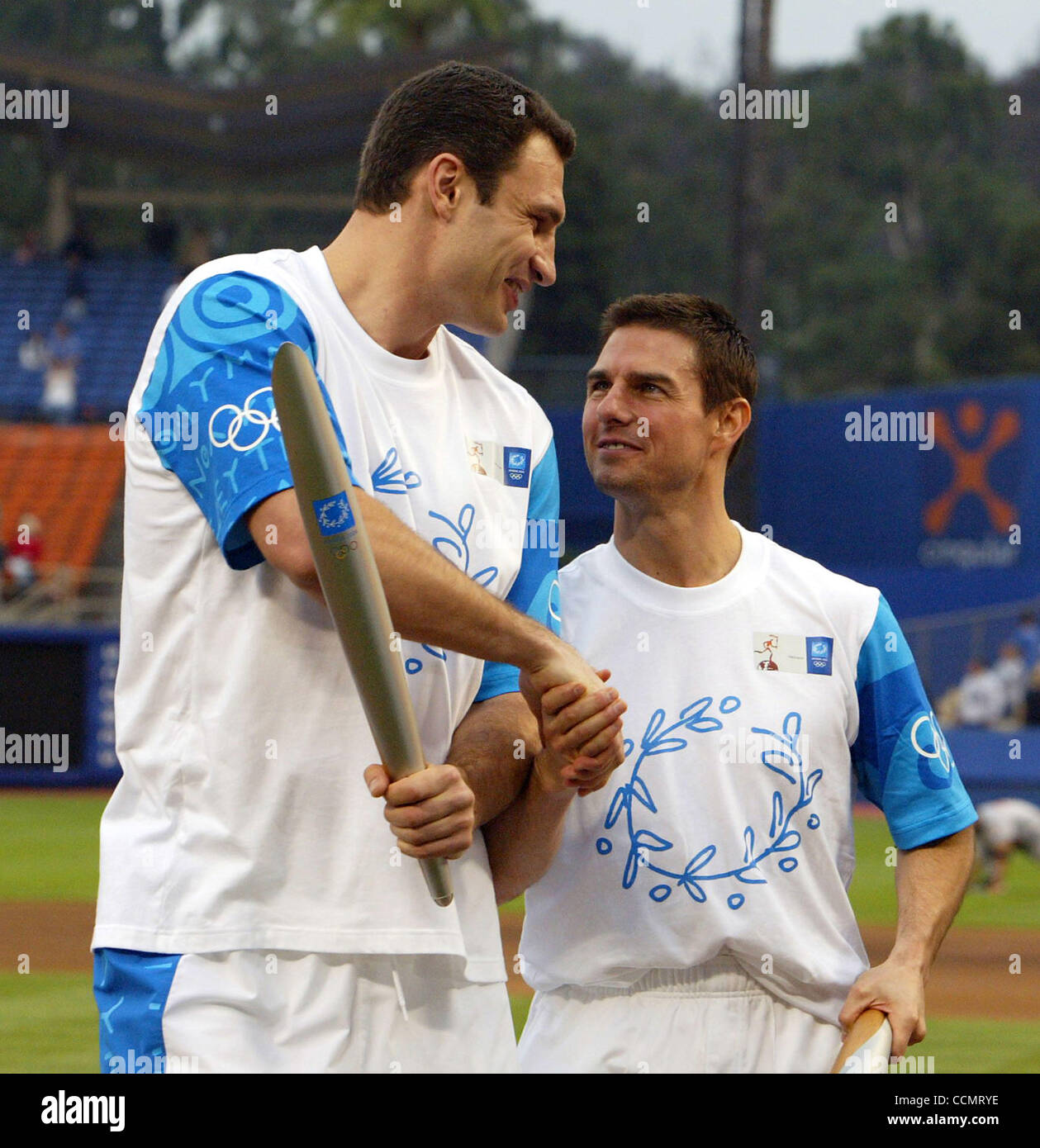 Jun 16, 2004 ; Los Angeles, CA, USA ; WBC heavyweight champion de boxe Vitali Klitschko (L), serre la main avec l'acteur Tom Cruise après avoir terminé la cérémonie du relais de la flamme olympique à l'intérieur le Dodger Stadium le 16 juin 2004 à Los Angeles, Ca. La flamme olympique a commencé la première de ses quatre villes Banque D'Images