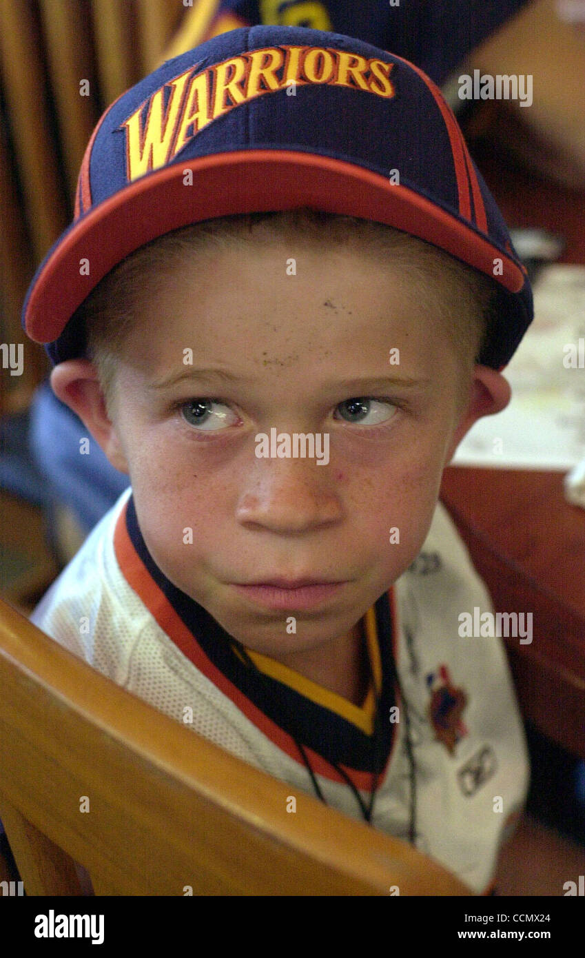 Luc Hoyle, 7, qui a joué au basket-ball pour quatre ans, les montres l'Association nationale de basket-ball comme le projet d'organiser un projet de partie guerriers à McCovey's Restaurant jeudi 24 juin 2004 à Walnut Creek, Californie (Contra Costa Times/Susan Tripp Pollard) Banque D'Images