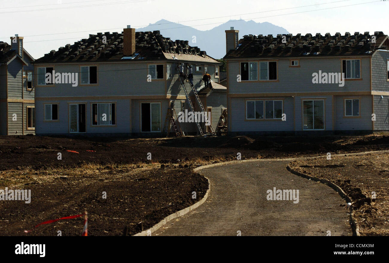 Faire la liste des 10 principales villes à croissance la plus rapide en Californie, l'industrie de la construction du logement de Brentwood doit continuer à construire jusque tard dans la journée pour accueillir les 12 % de croissance de la ville a vu l'année dernière. Le travail des entrepreneurs sur les maisons le long de Connor Way après 5 h Jeudi 17 juin 2004. (Contra Costa Times/Karl M Banque D'Images