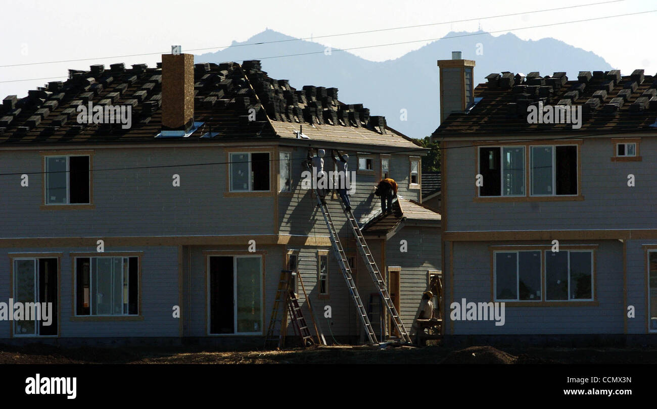 Faire la liste des 10 principales villes à croissance la plus rapide en Californie, l'industrie de la construction du logement de Brentwood doit continuer à construire jusque tard dans la journée pour accueillir les 12 % de croissance de la ville a vu l'année dernière. Le travail des entrepreneurs sur les maisons le long de Connor Way après 5 h Jeudi 17 juin 2004. (Contra Costa Times/Karl M Banque D'Images