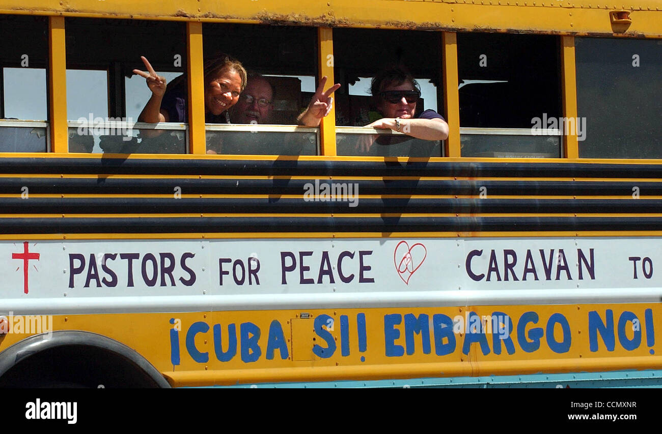 État/Daily/CARAVANE À CUBA : Kathryn Hall de Sacramento, Californie courbes du bus de la paix, en route vers Cuba à l'hidalgo International Bridge Mercredi Juillet 7,2004. Le groupe transportant des fournitures médicales et autres articles ont été inspectés par les agents des douanes à la frontière dans Hidalgo, au Texas. D Banque D'Images