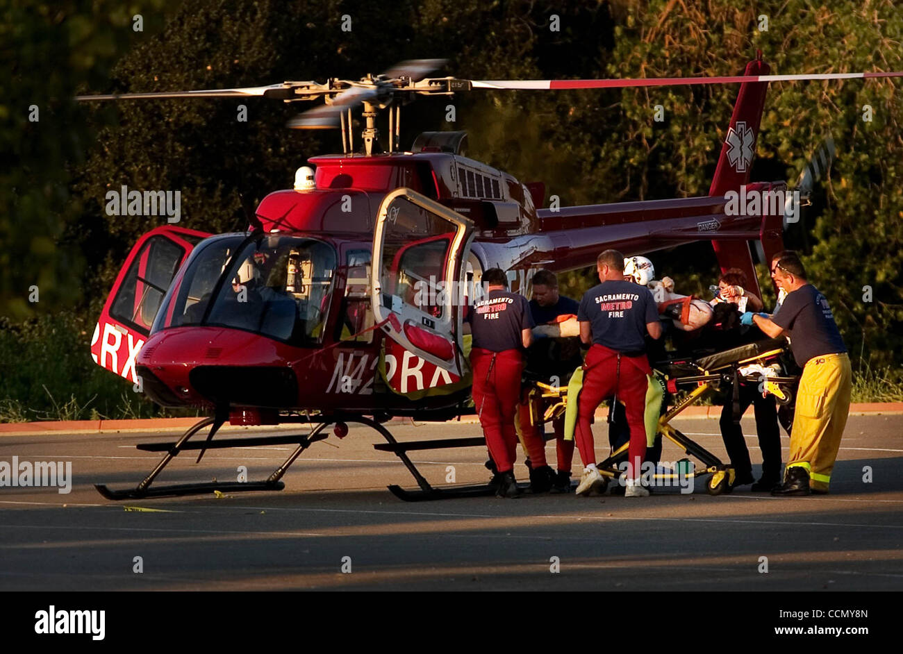 Jul 13, 2004 ; Los Angeles, CA, USA ; Los Angeles Metro Fire crew charger un département du shérif adjoint dans un hélicoptère rejoindre air ambulance à Nimbus Appartements State Park Le mercredi 13 juillet 2005. Le bureau du shérif hélicoptère s'est écrasé dans la région de Fair Oaks sur le côté nord de Lake Natoma. Banque D'Images