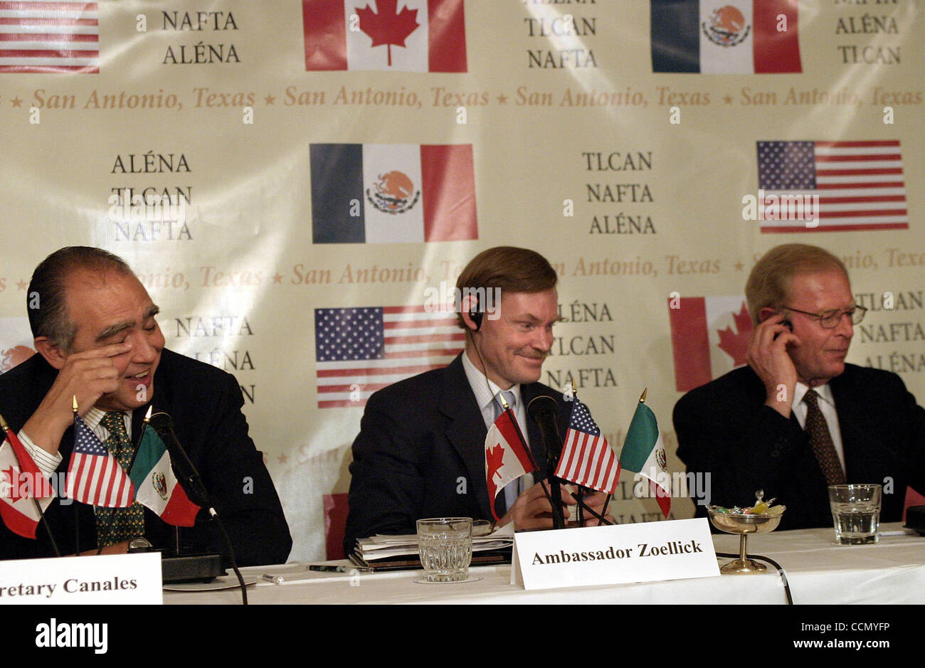 L'ALENA ; BUS ; 16/07/04 ; Réunion après dix ans de l'Accord de libre-échange nord-américain (ALENA), le chef des négociateurs commerciaux du Mexique, des États-Unis et du Canada discutent de l'avenir de l'ALENA à l'Hôtel Saint Antoine à San Antonio, Texas, le vendredi 16 juillet 2004. La réalisation d'une conférence de presse et Banque D'Images