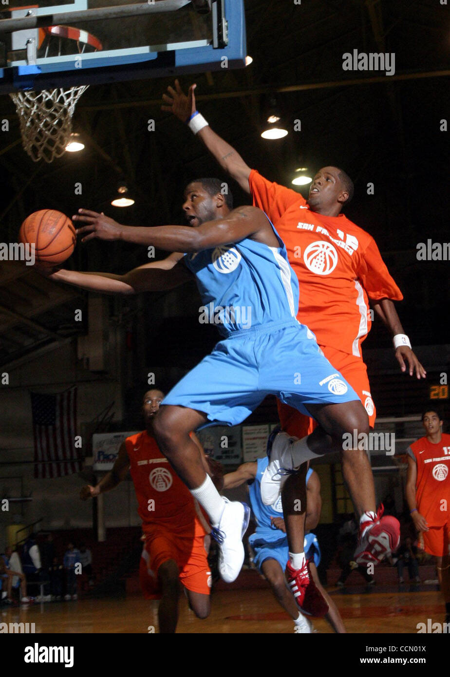 La fierté de la baie Anthony Lackey (à gauche), de l'état de Portland, essaie d'aller dans la ville de Bay Paul Marigney (CQ), de ST. Mary's, au cours de leur San Francisco Pro-Amateur jeu ligue de basket-ball en utilisant Pavilion à San Francisco, Californie le Jeudi, Juillet 15, 2004. (Dean Coppola/Contra Costa Times) Banque D'Images